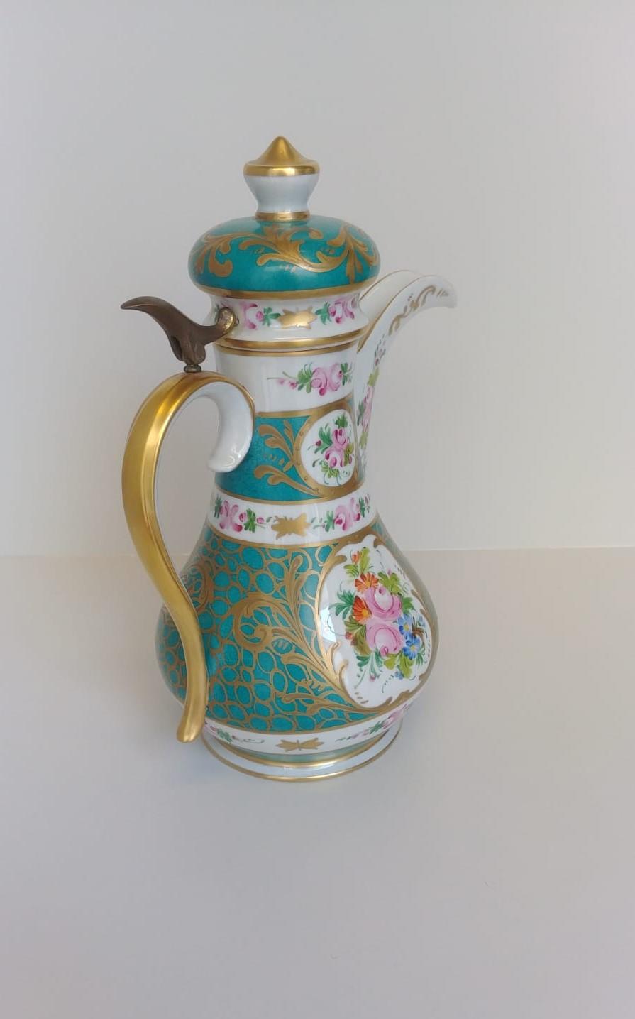 Porcellana Servizio da caffè verde per sei persone, porcellana Limoges finemente decorata, XX secolo in vendita