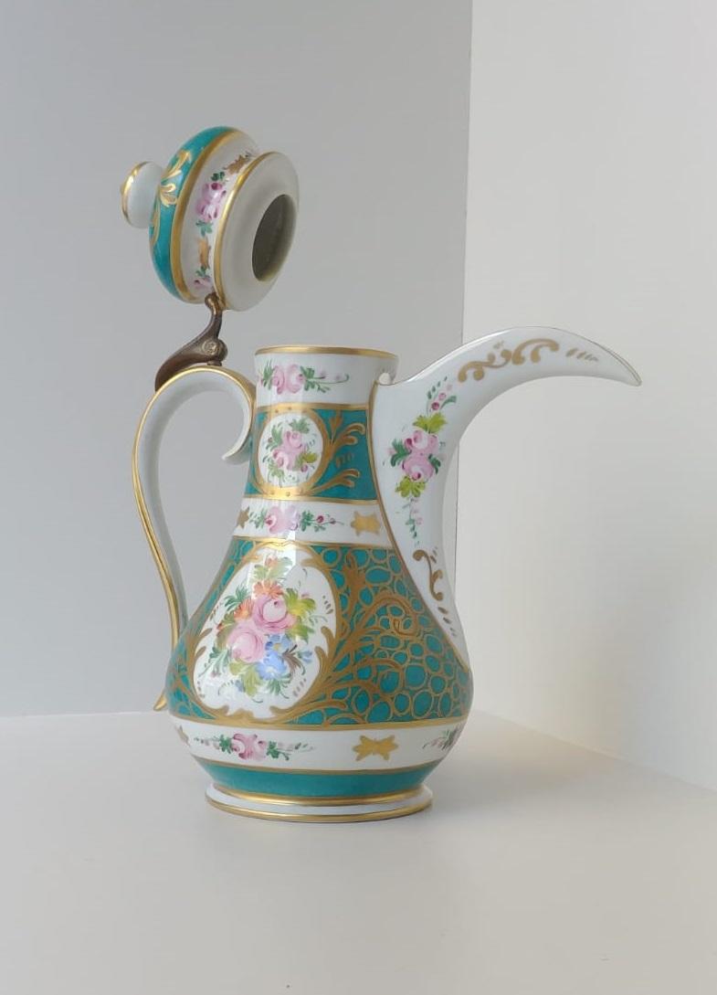 Servizio da caffè verde per sei persone, porcellana Limoges finemente decorata, XX secolo in vendita 1