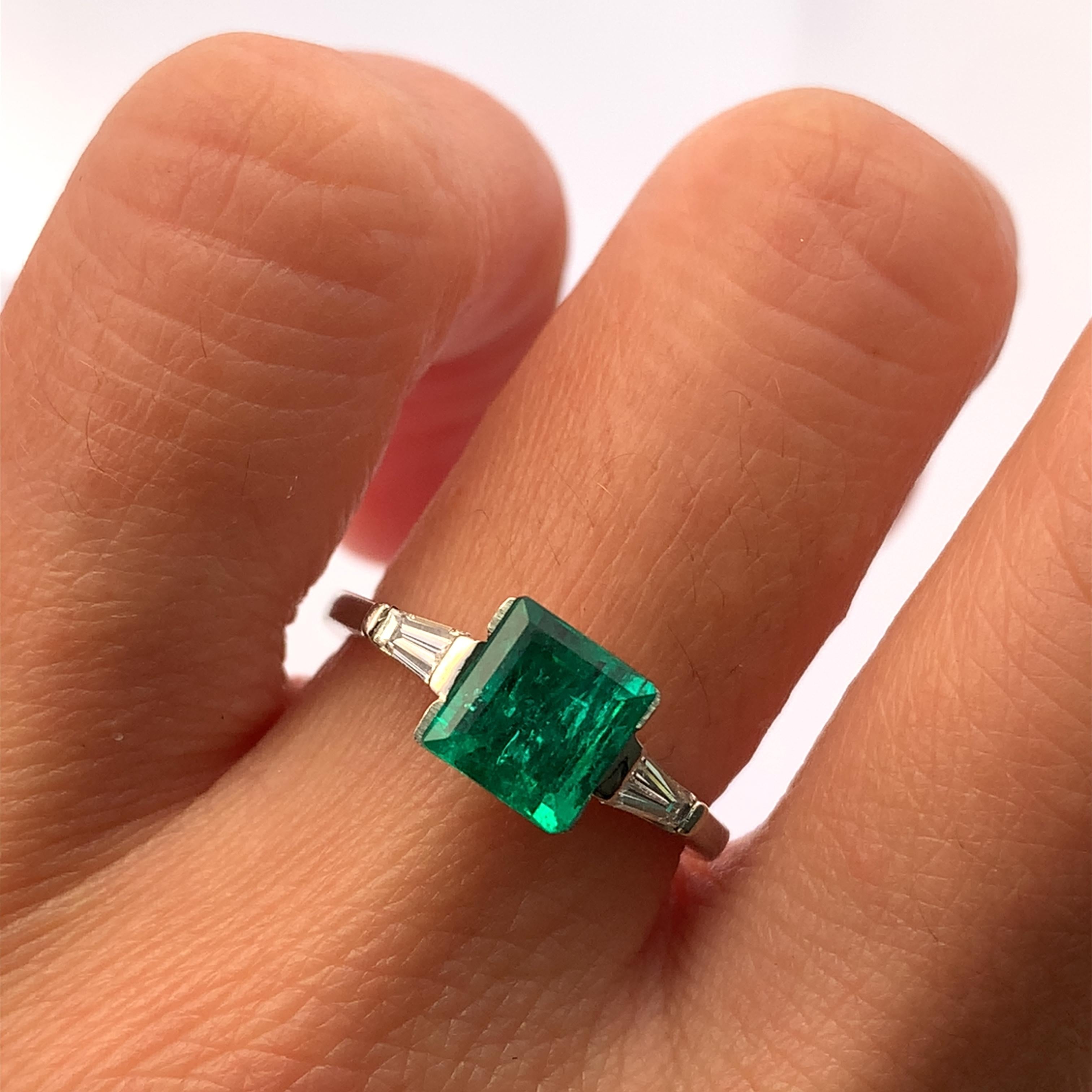 Questo splendido anello con smeraldo colombiano verde mette in mostra una vibrante gemma colombiana verde, sapientemente tagliata per evidenziarne la bellezza naturale. L'intricata fascia in platino aggiunge un tocco di eleganza, rendendolo un