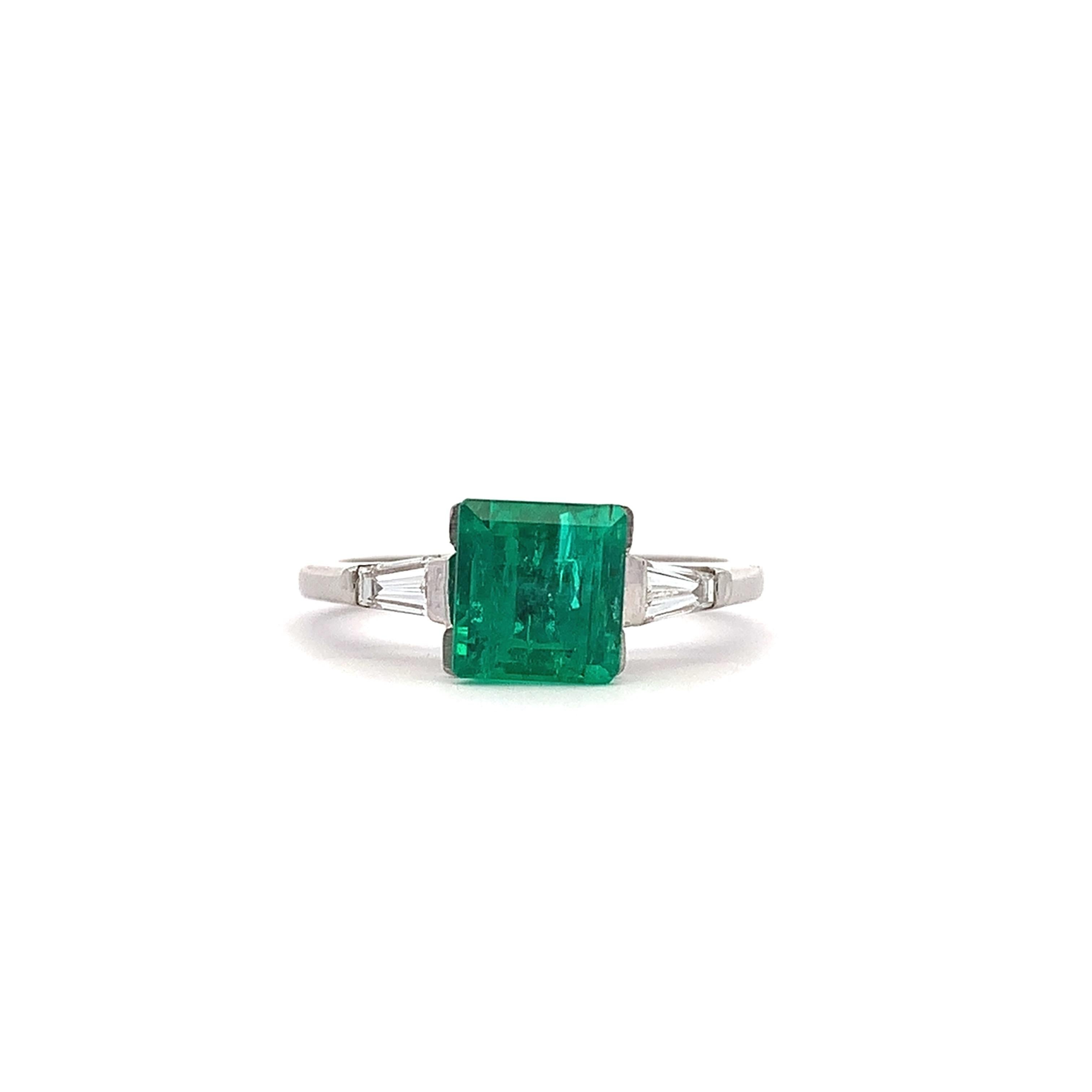 Taglio princess Anello trilogy con smeraldo verde colombiano e diamanti baguette in platino in vendita