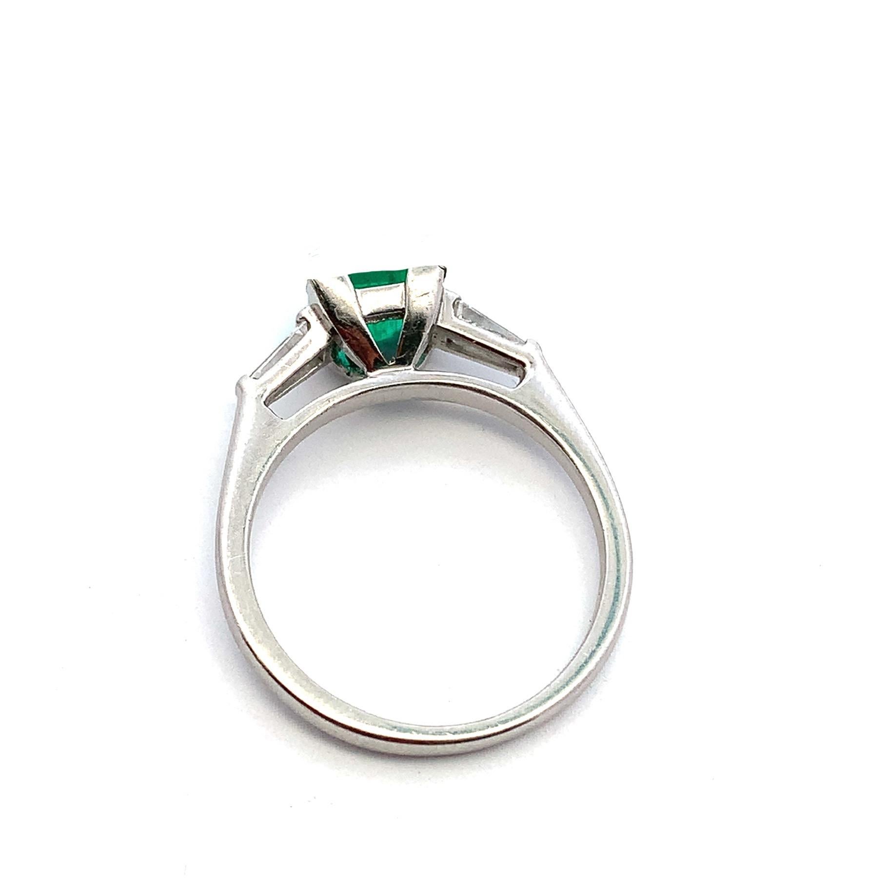 Anello trilogy con smeraldo verde colombiano e diamanti baguette in platino In condizioni Nuovo in vendita a London, GB