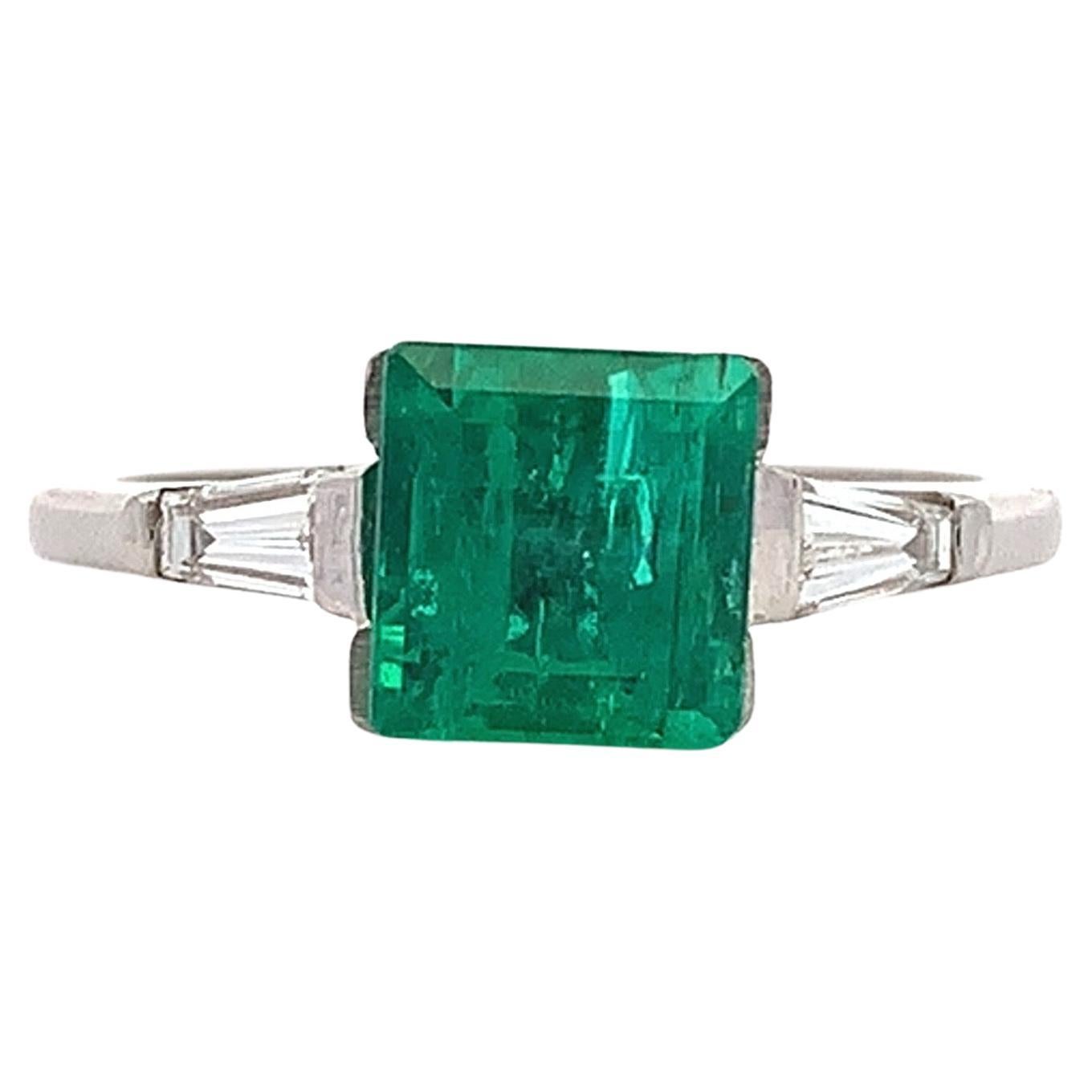 Anillo trilogía esmeralda verde colombiana y diamantes baguette platino