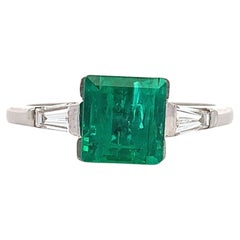 Anello trilogy con smeraldo verde colombiano e diamanti baguette in platino