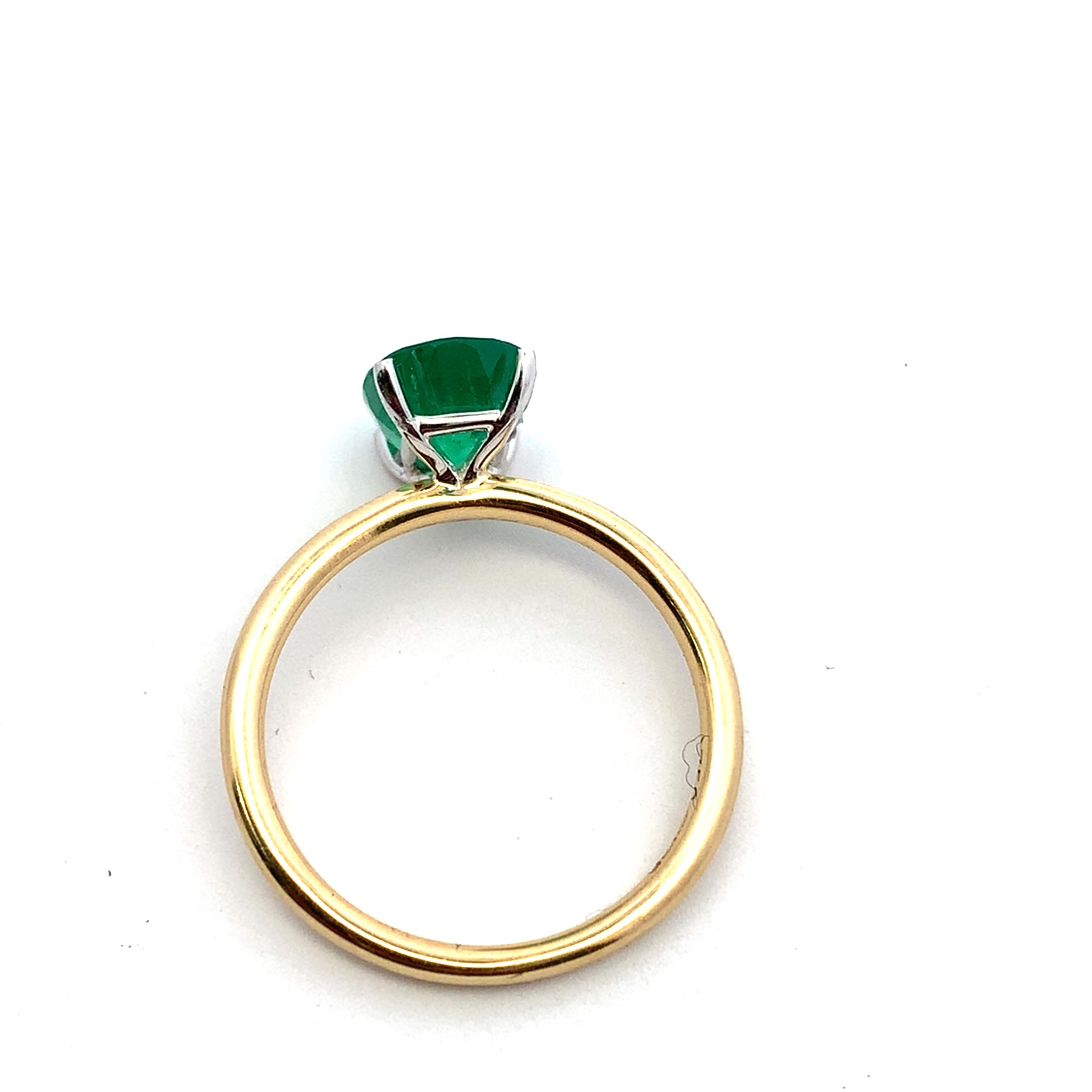 Green Colombian emerald engagement ring 18k yellow gold In New Condition For Sale In London, GB