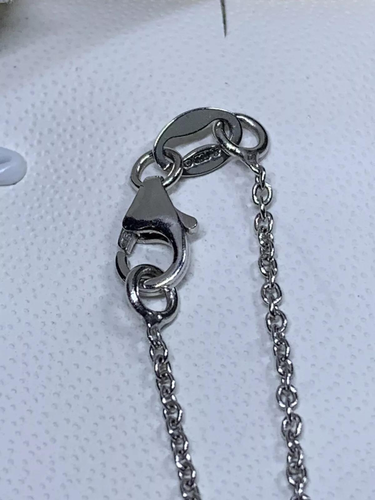 Taille ovale Pendentif solitaire en or blanc 18k avec émeraude verte de Colombie de forme ronde. en vente