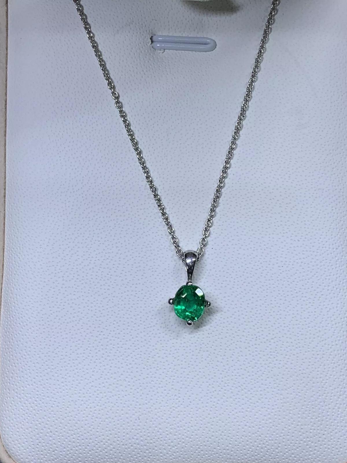 Pendentif solitaire en or blanc 18k avec émeraude verte de Colombie de forme ronde. Neuf - En vente à London, GB