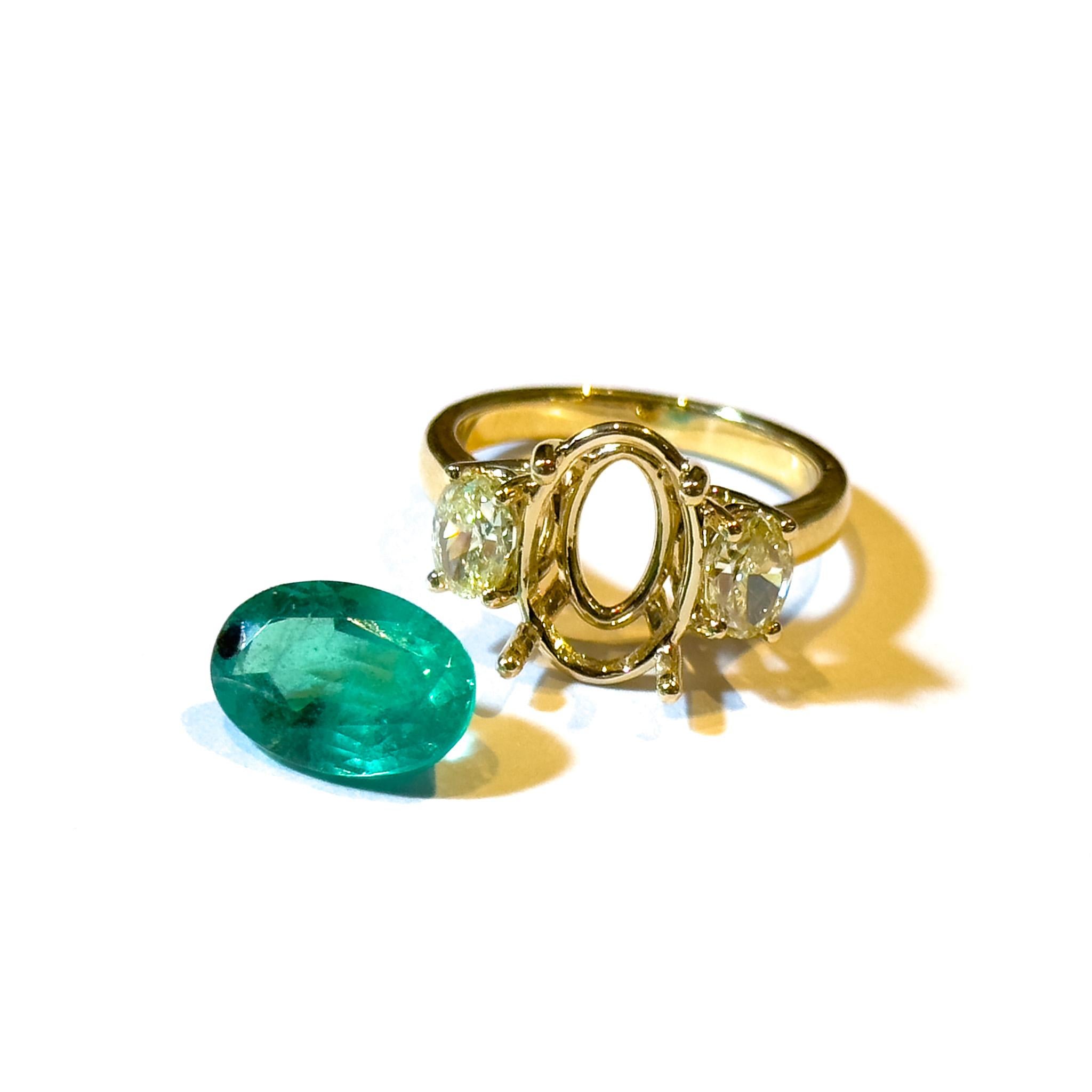 3.54ct Green Colombian Oval Emerald and Yellow Diamond Ring in 18K Yellow Gold For Sale 2