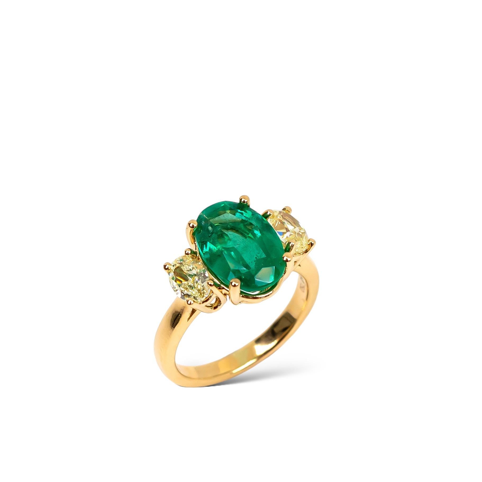 Beautiful oval Colombian emerald 3.54 carat set with two fancy yellow diamonds. The emerald colour is a medium-dark tone slightly blue-green. 

Details: 

The Colombian emerald has an incredible green colour and glow to it.

Colombian emeralds are