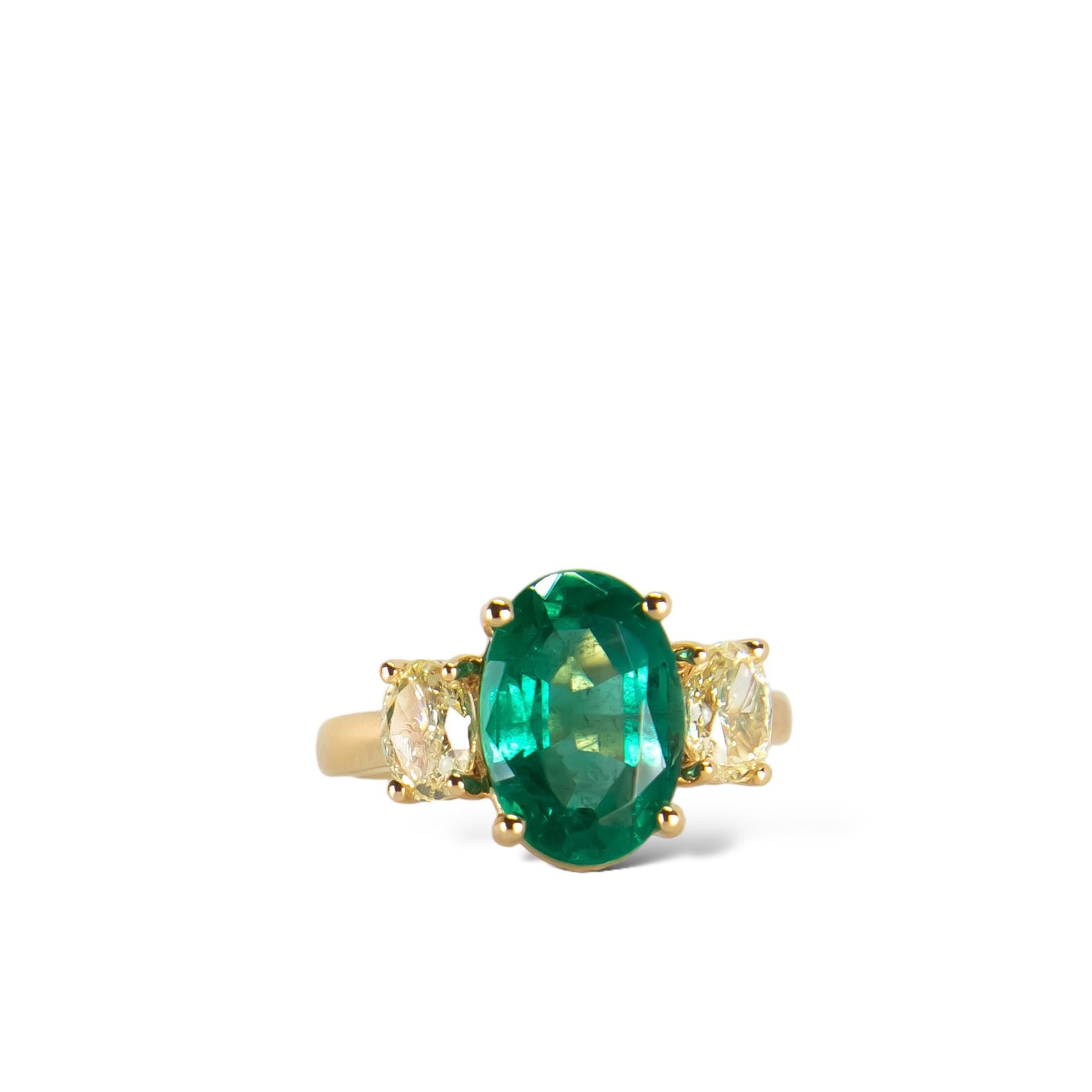3.54ct Green Colombian Oval Emerald and Yellow Diamond Ring in 18K Yellow Gold In New Condition For Sale In Sai Kung District, HK