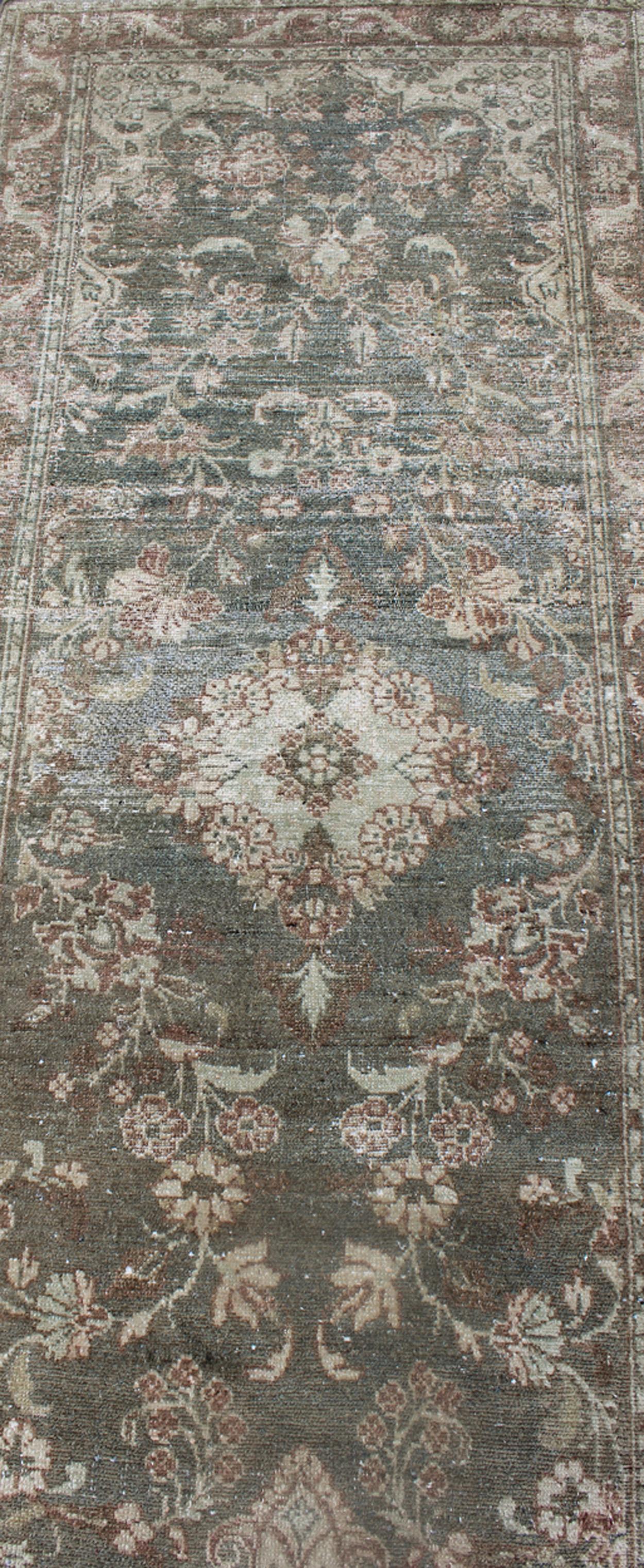 Grüner sehr langer antiker persischer Läufer mit Blumenmedaillons in grüner Farbe 2'9 x 22'10 (Wolle) im Angebot