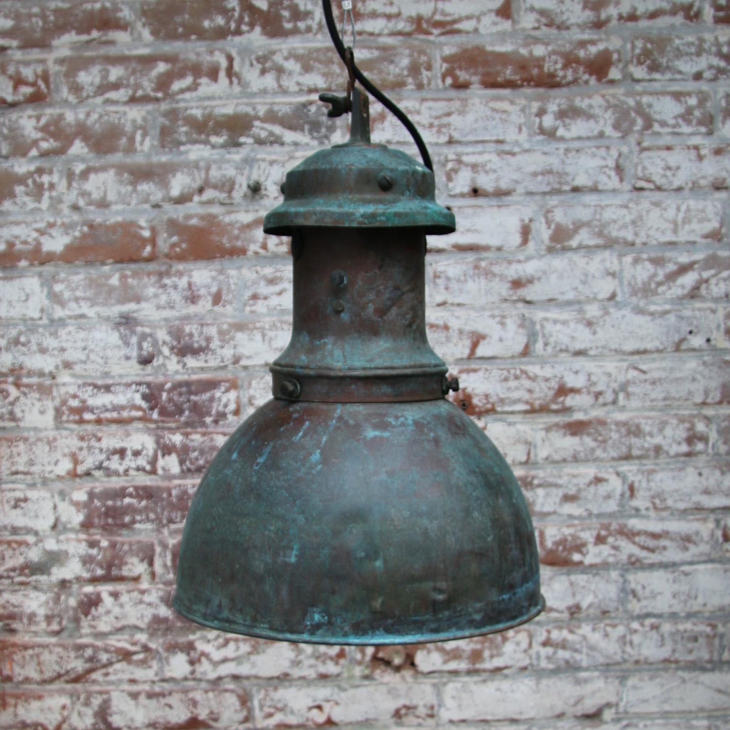 Néerlandais Lampe à suspension industrielle vintage en cuivre vert en vente