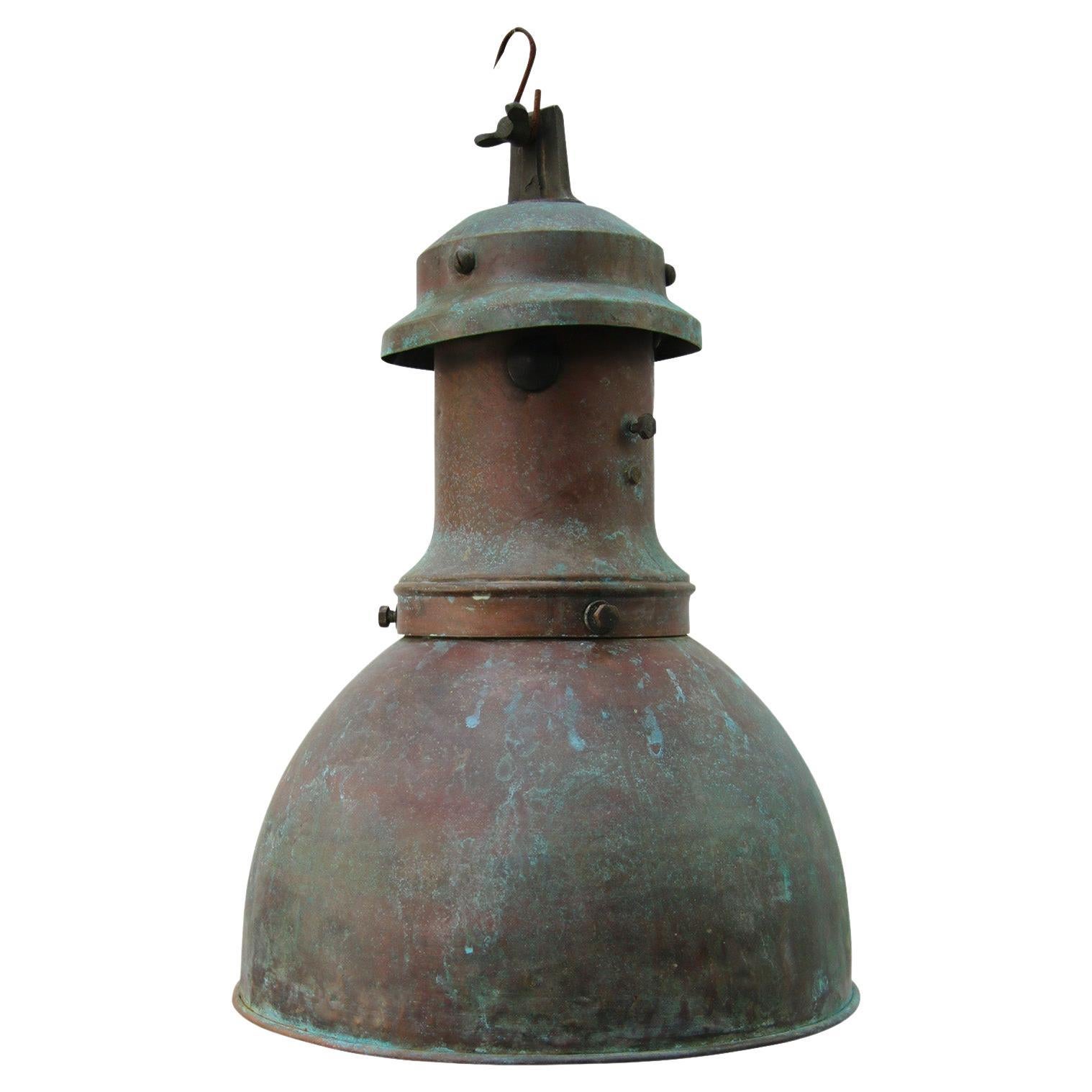 Lampe à suspension industrielle vintage en cuivre vert en vente