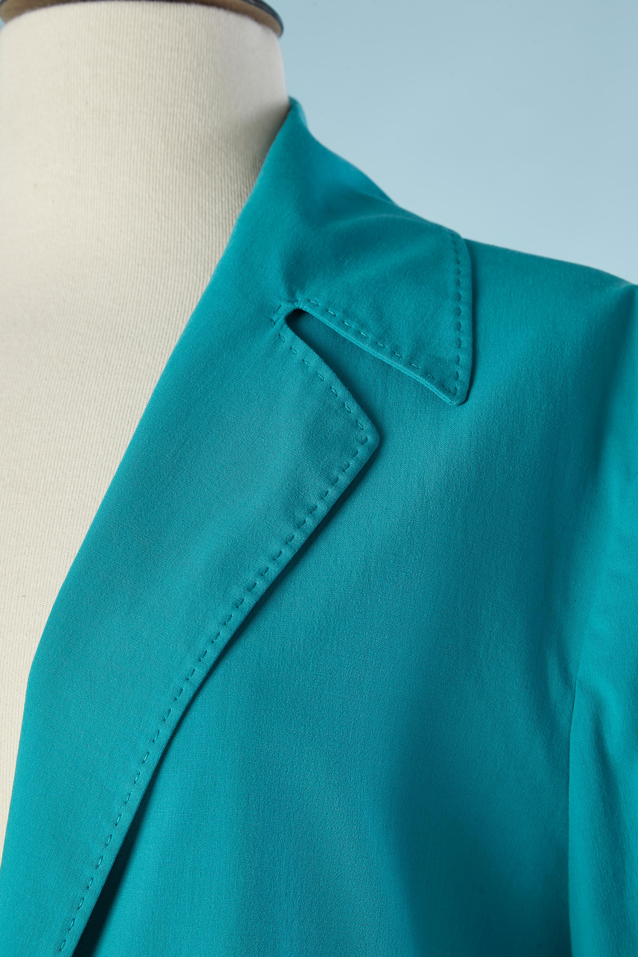 Veste en coton vert à simple boutonnage. Composition du tissu principal : 98% coton, 2% autres fibres. Composition de la doublure : 85% rayonne, 15% élasthanne. Fendu des deux côtés.
TAILLE 42 (It) 8 (Us) M 