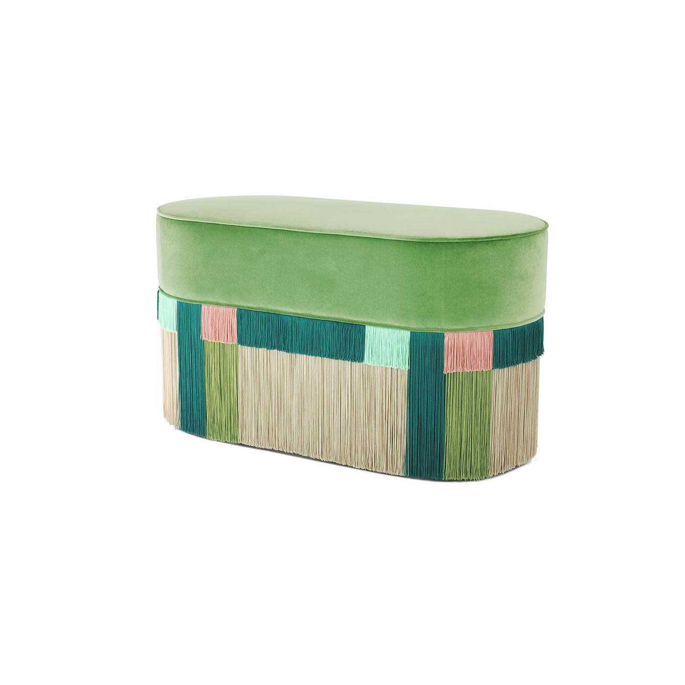 Un grande pouf con imbottitura in velluto verde sulla parte superiore e uno strato di frange in viscosa multicolore attaccate alla base in legno di faggio verniciato. Sono loro a dare il nome a questo pouf perché, come mostrato nell'immagine, creano