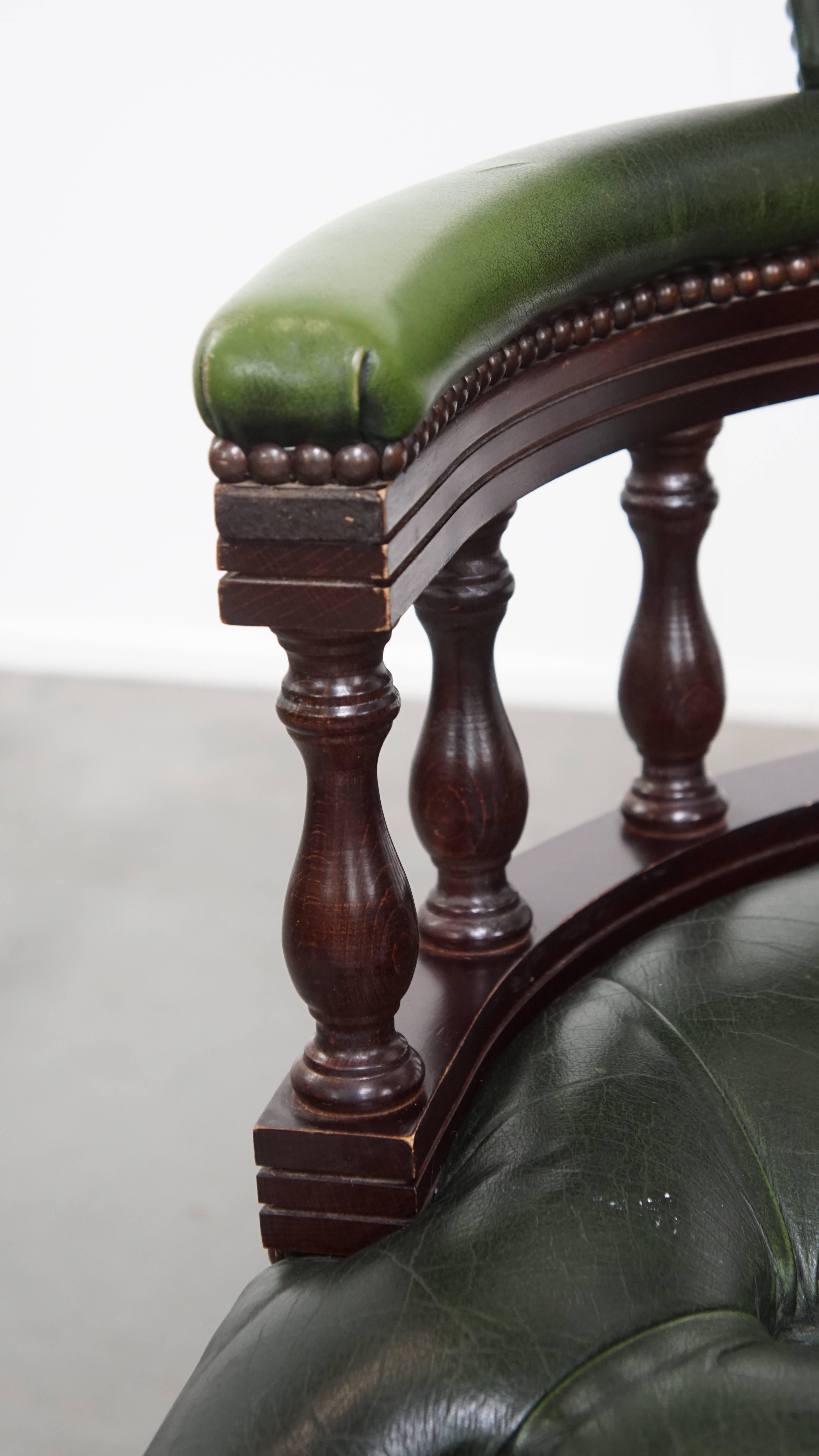 Chesterfield Bürostuhl aus grünem Rindsleder und Holz im englischen Stil im Angebot 4
