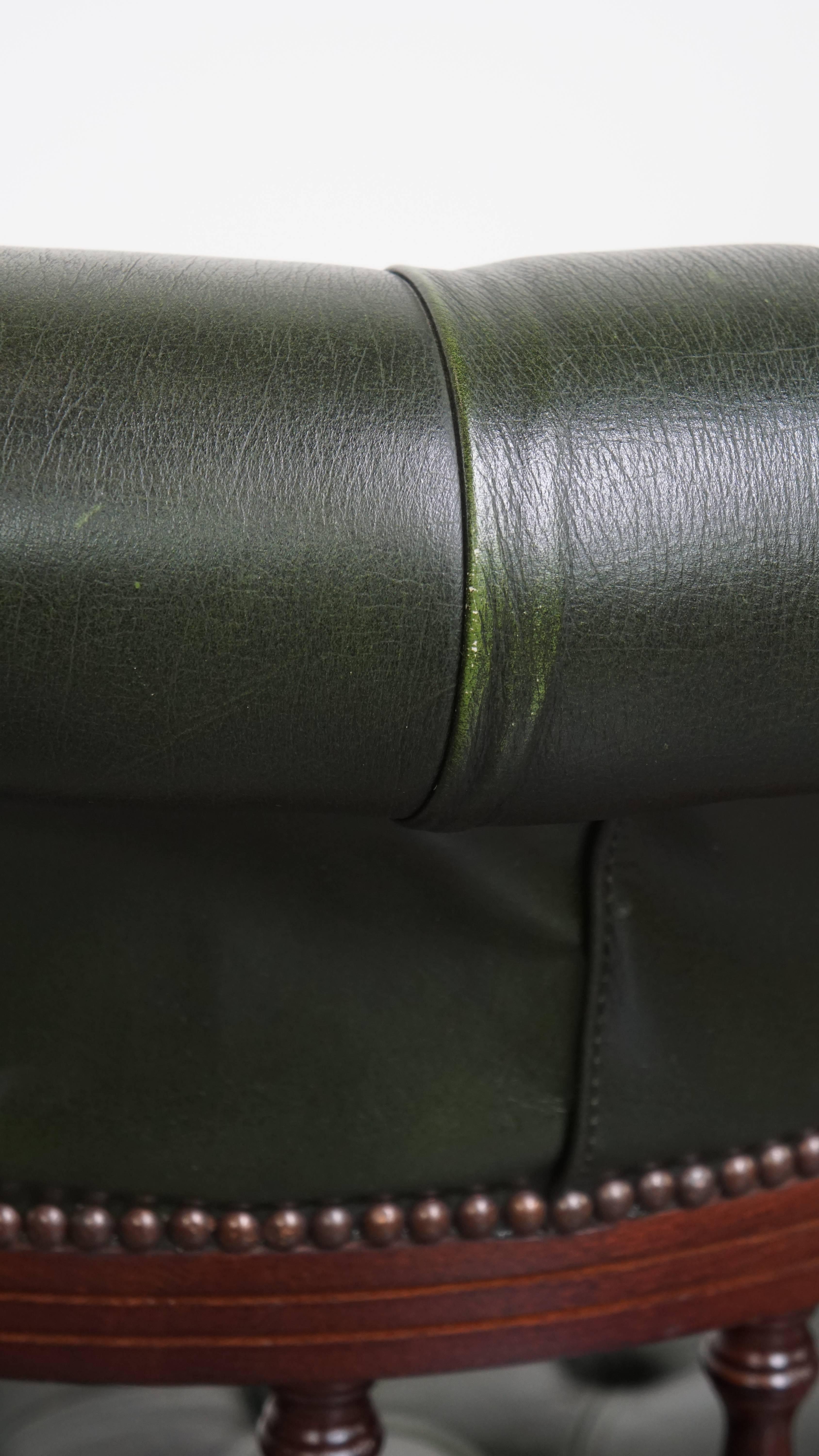 Chesterfield Bürostuhl aus grünem Rindsleder und Holz im englischen Stil im Angebot 5