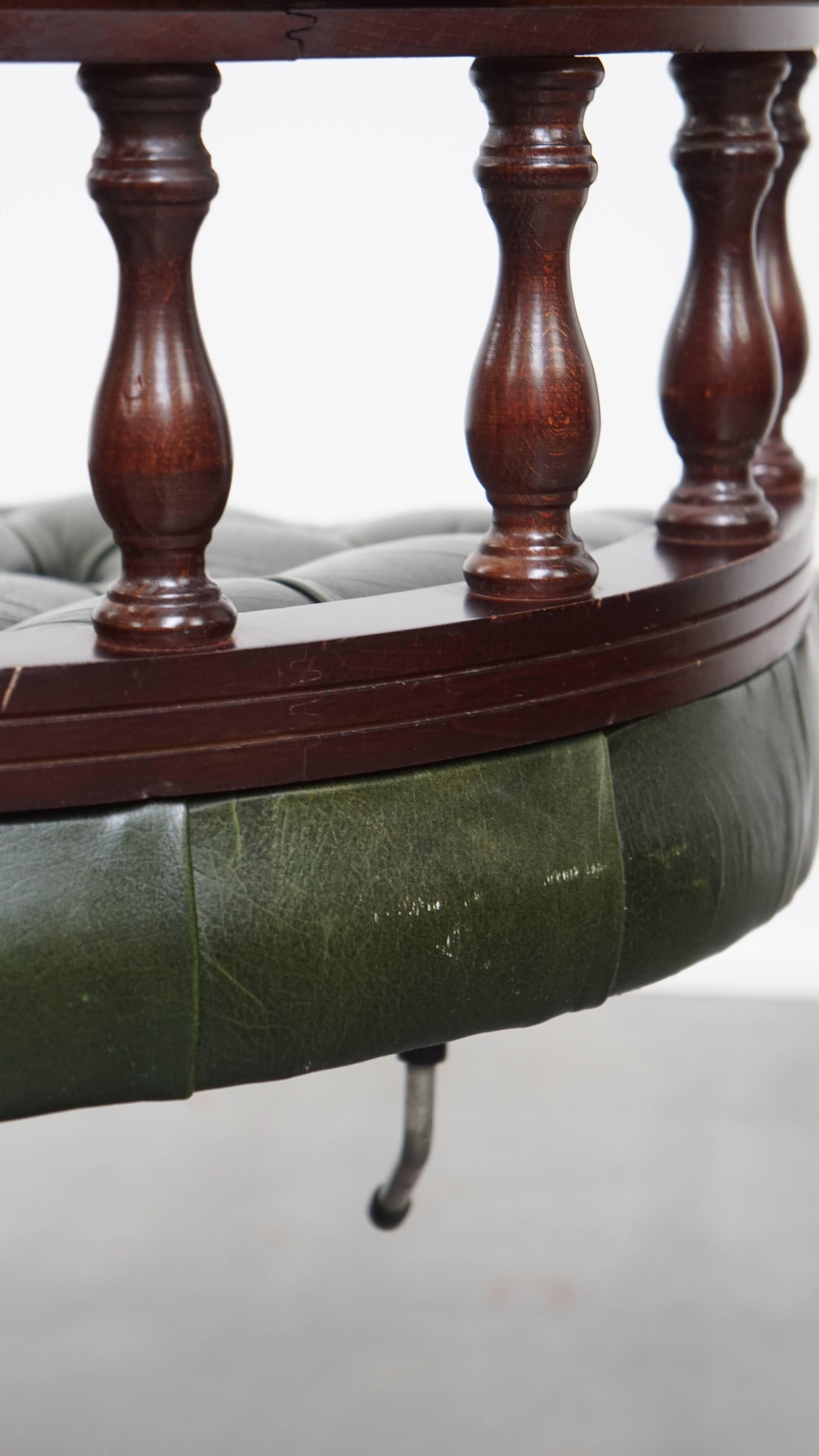 Chesterfield Bürostuhl aus grünem Rindsleder und Holz im englischen Stil im Angebot 6