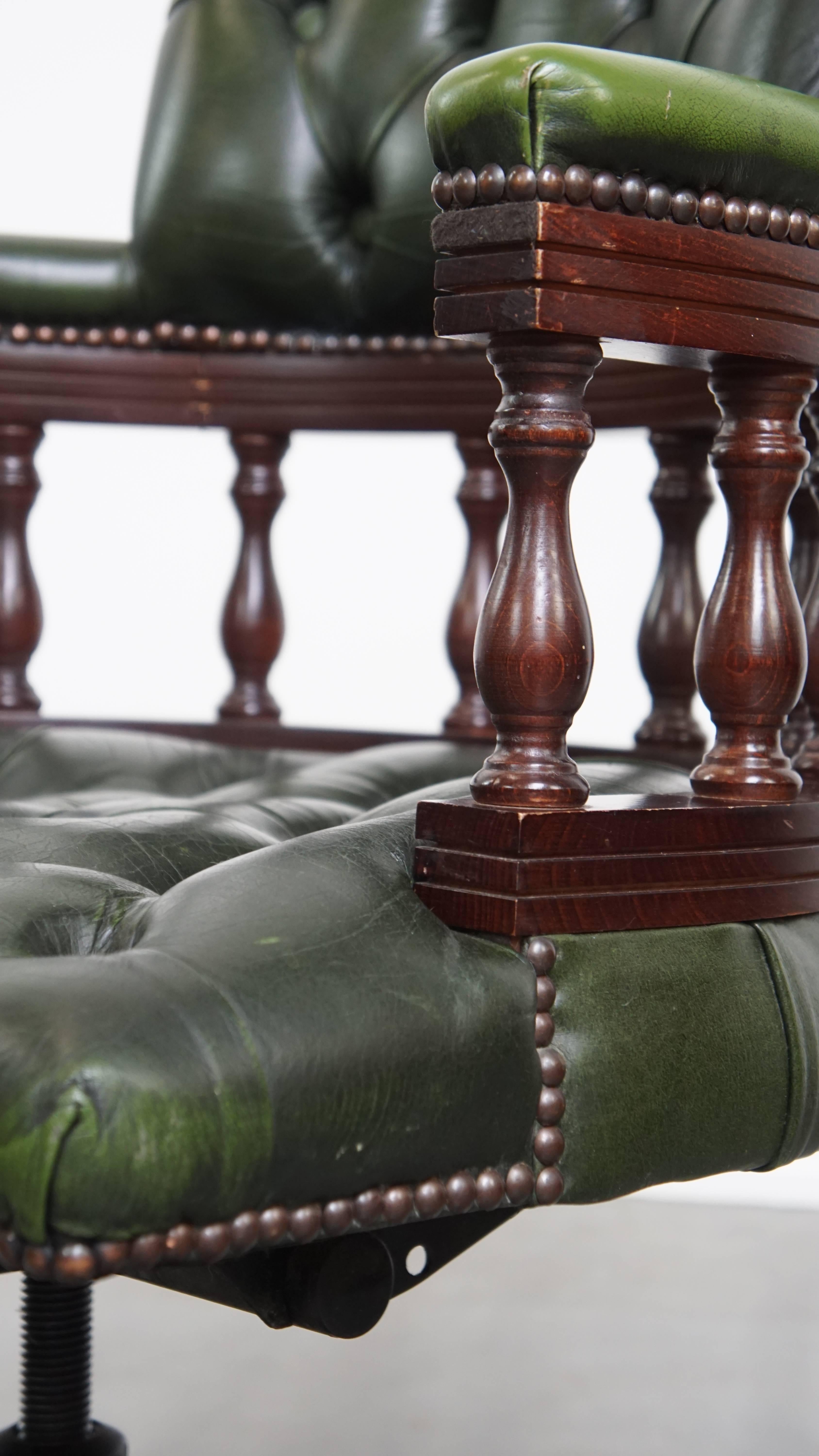 Chesterfield Bürostuhl aus grünem Rindsleder und Holz im englischen Stil im Angebot 7