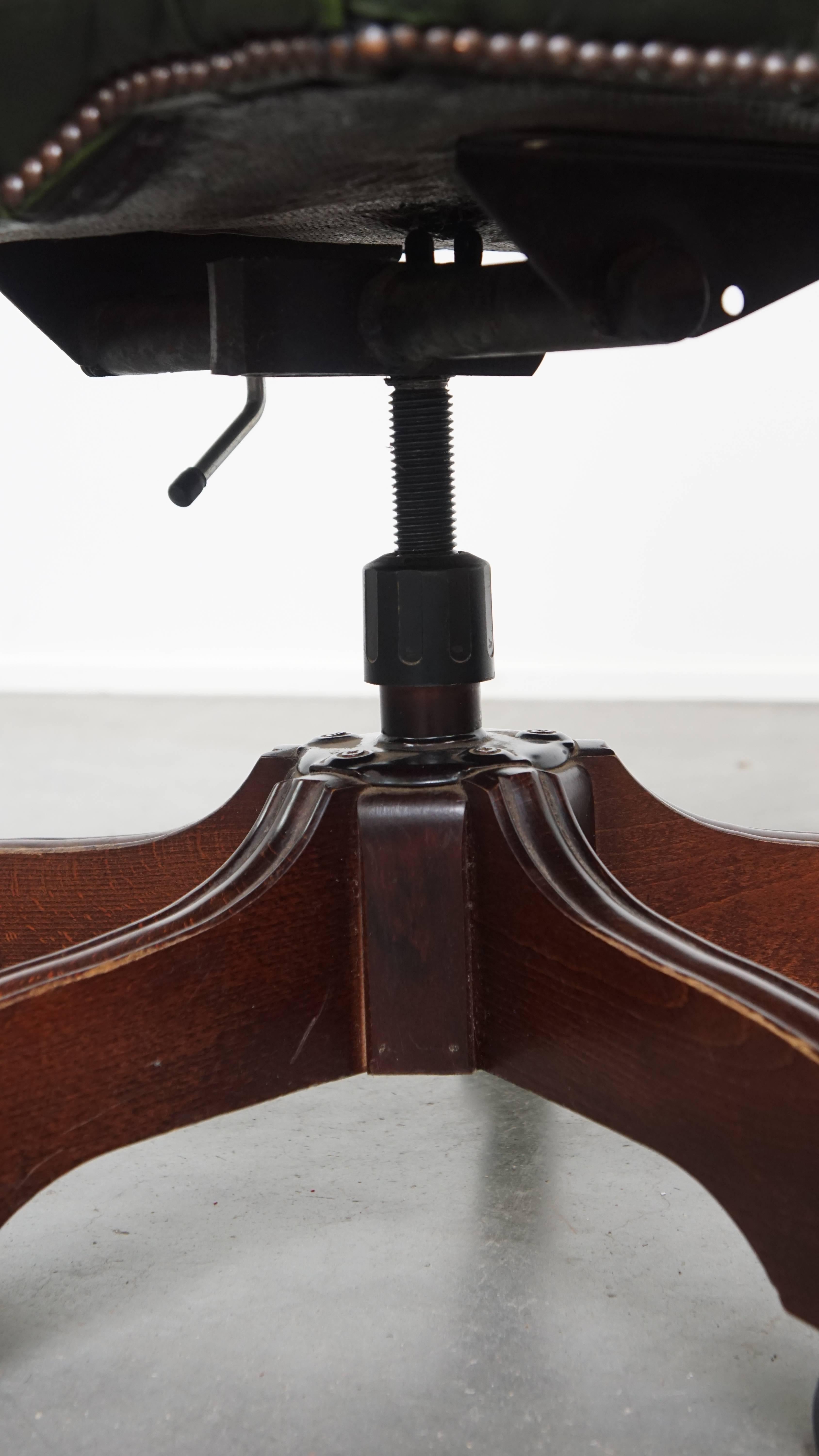 Chesterfield Bürostuhl aus grünem Rindsleder und Holz im englischen Stil im Angebot 8