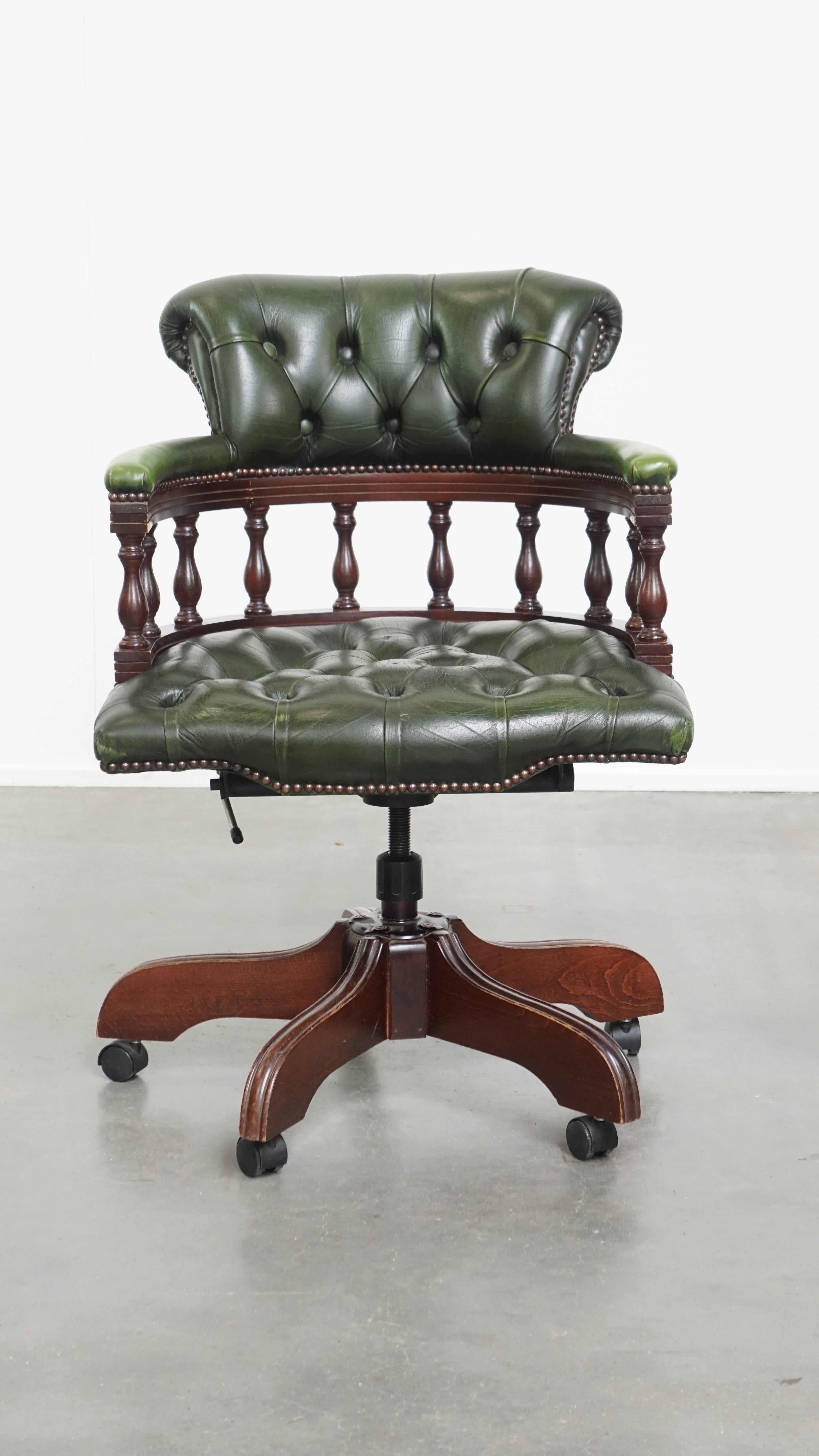 Dieser elegante und attraktive Chesterfield-Bürostuhl aus grünem Rindsleder im englischen Stil passt sowohl zu klassischen als auch zu modernen Interieurs. Natürlich ist es auch eine zeitlose Ergänzung für ein Büro. Er steht auf Rädern und ist daher