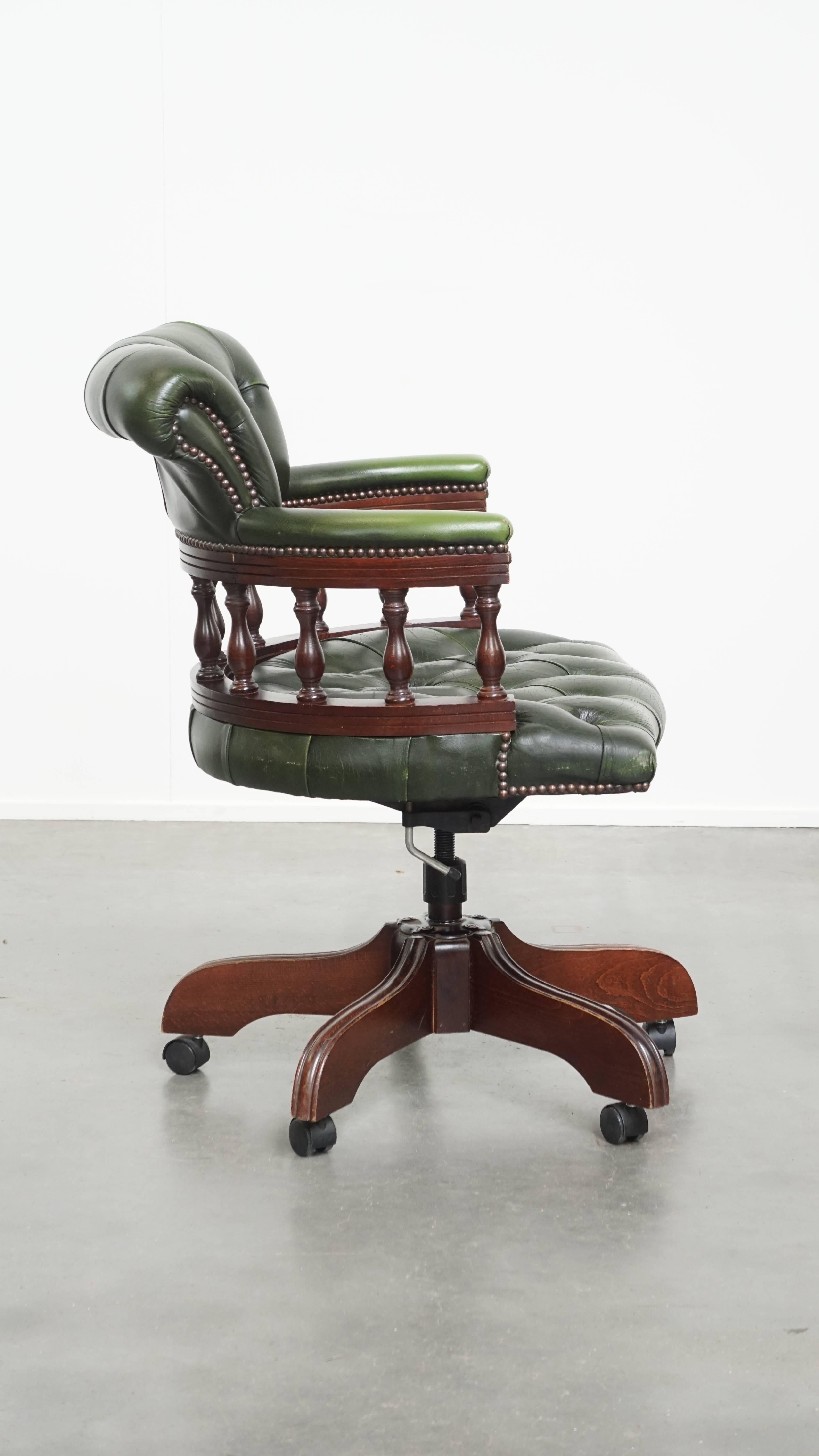 Chesterfield Bürostuhl aus grünem Rindsleder und Holz im englischen Stil (Klassisch-römisch) im Angebot
