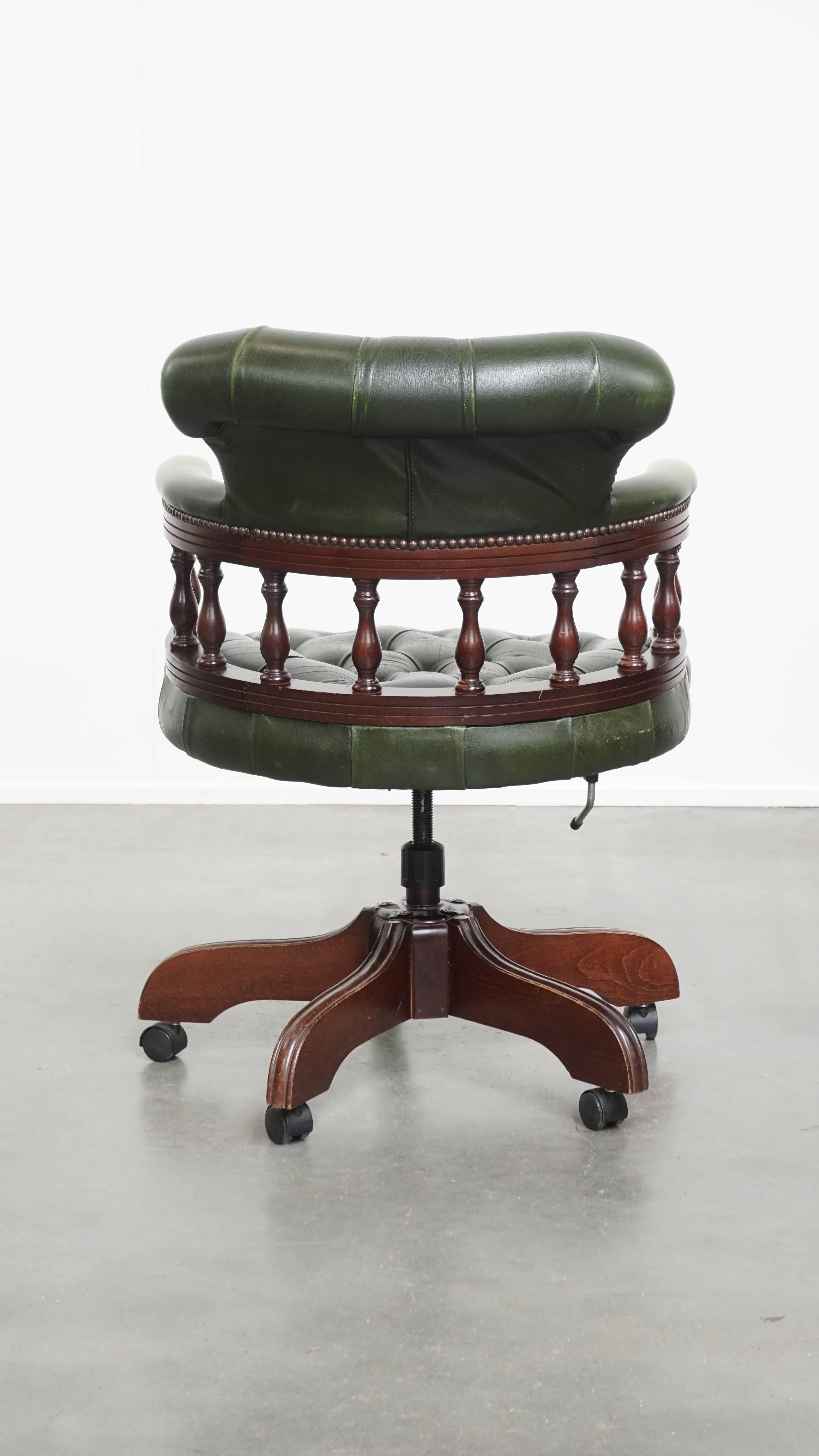 Chesterfield Bürostuhl aus grünem Rindsleder und Holz im englischen Stil (Handgefertigt) im Angebot