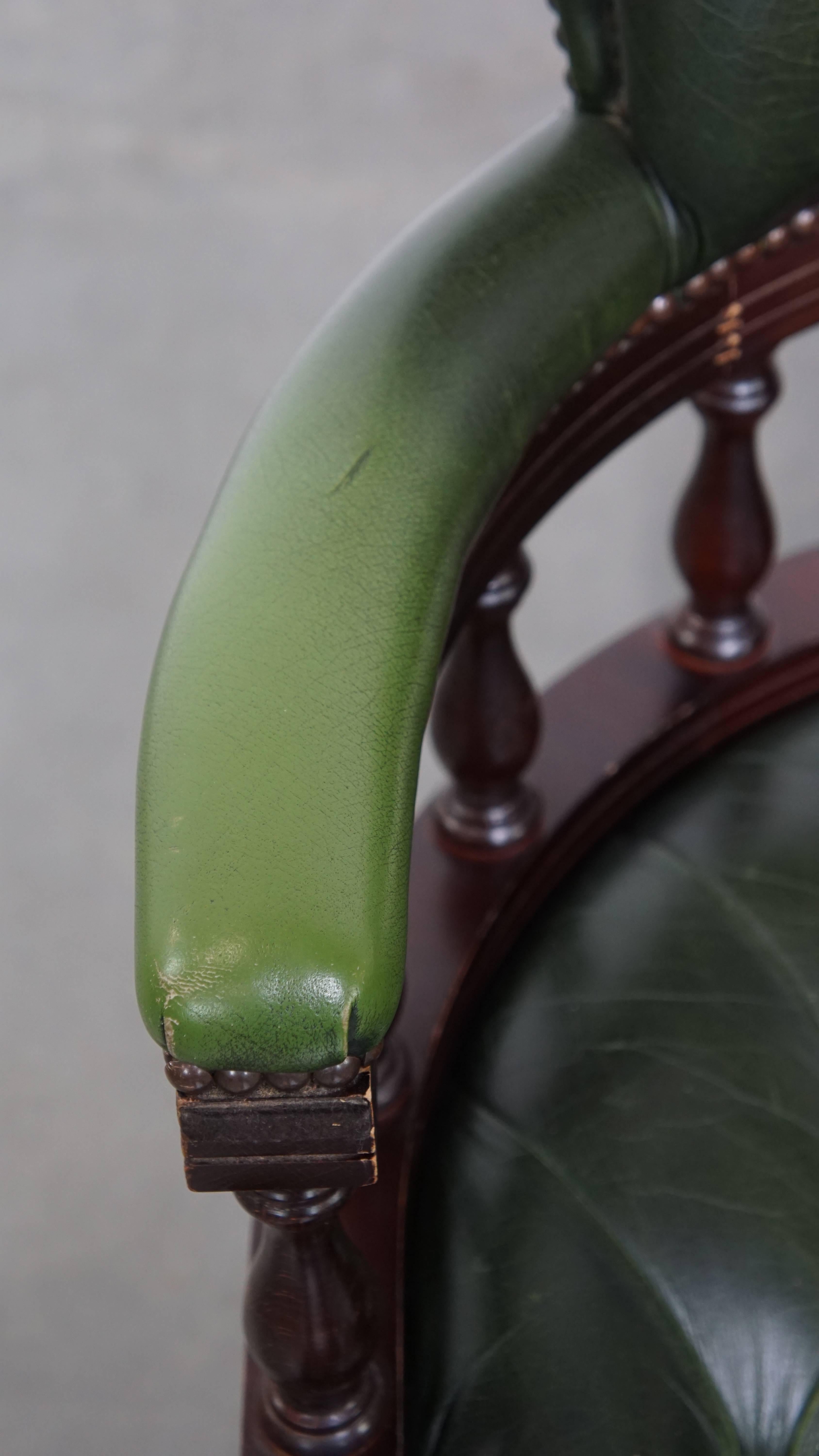 Chesterfield Bürostuhl aus grünem Rindsleder und Holz im englischen Stil im Angebot 1