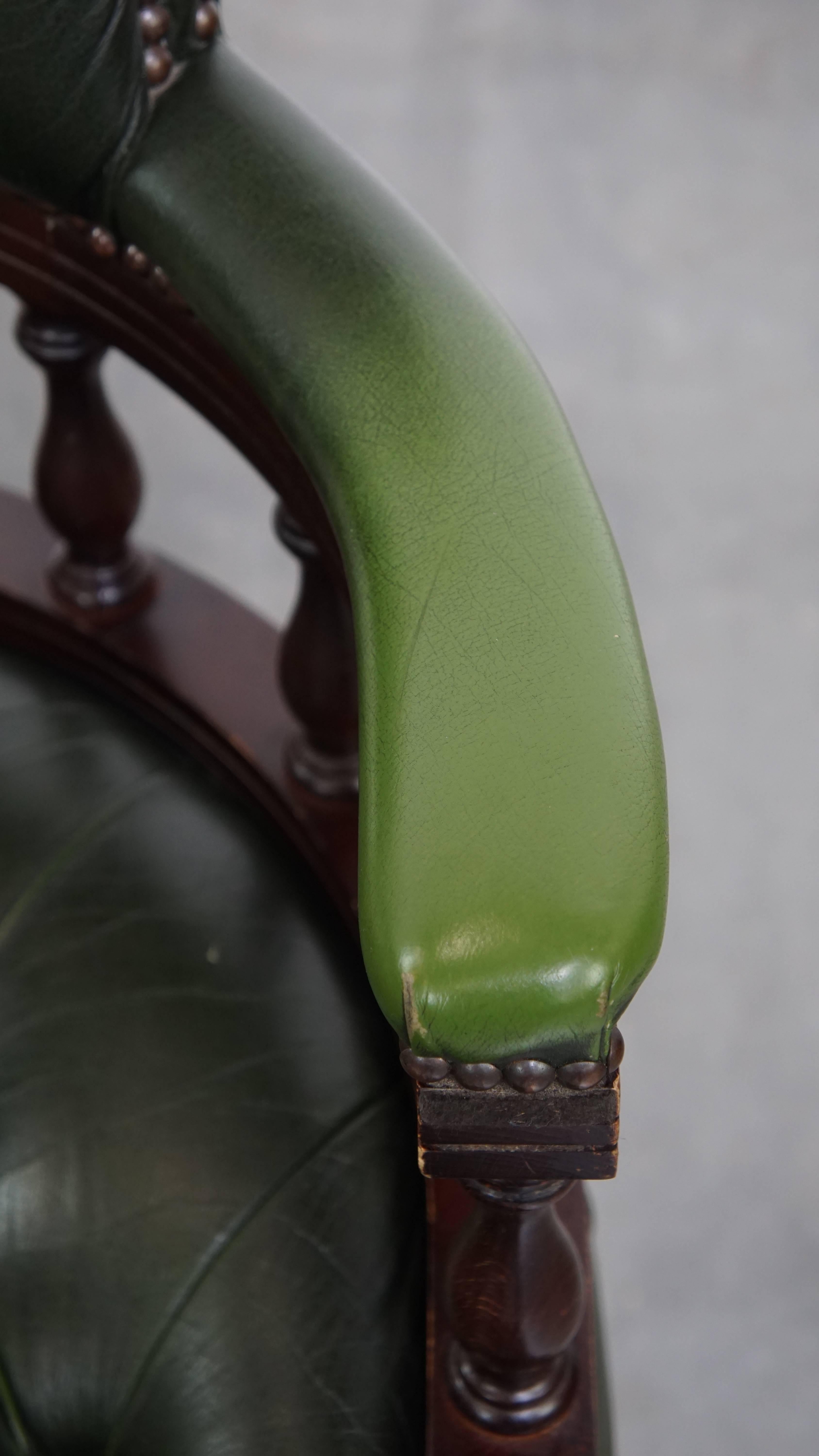 Chesterfield Bürostuhl aus grünem Rindsleder und Holz im englischen Stil im Angebot 2