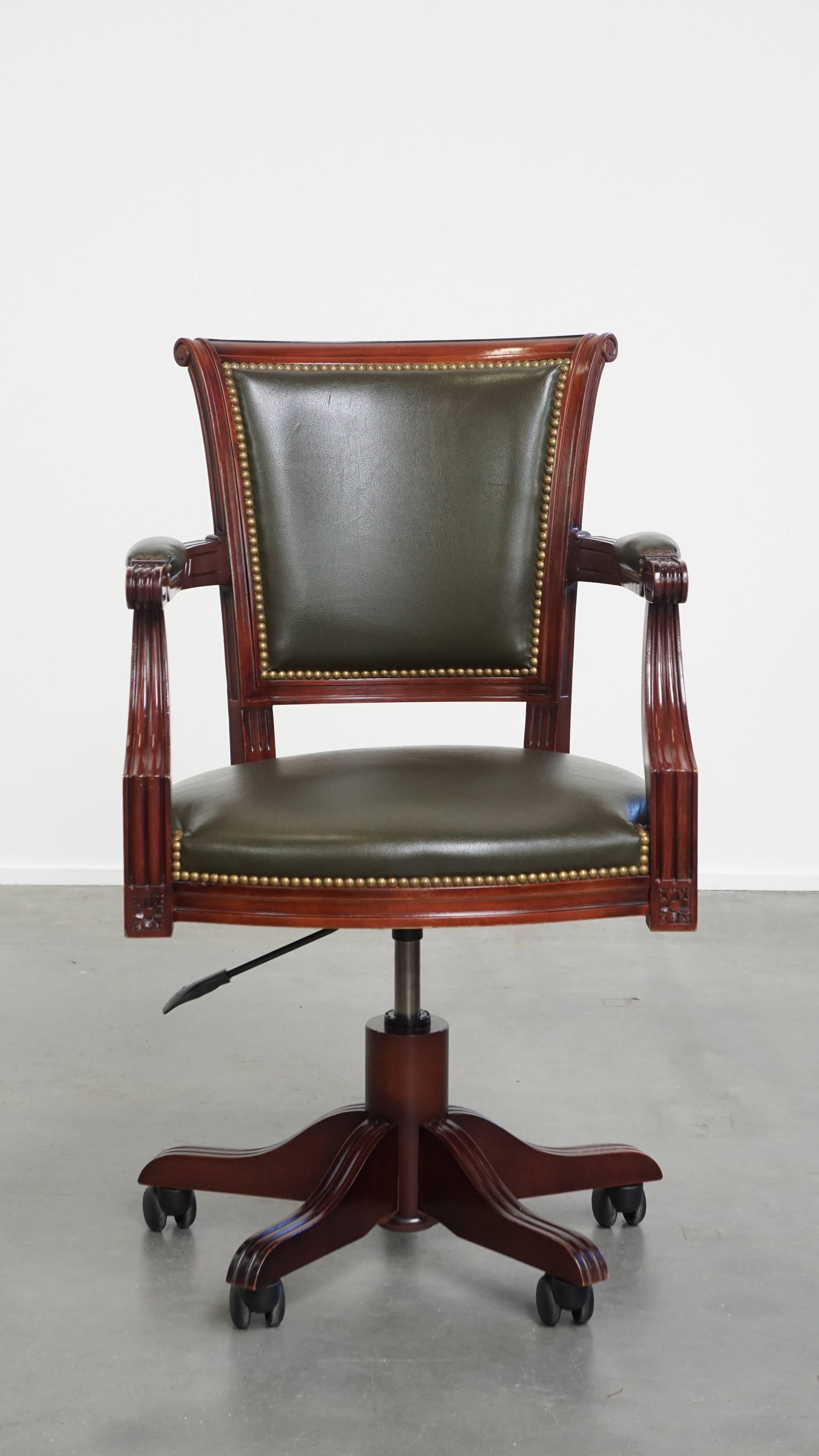 Angeboten wird hier ein charmanter grüner Bürostuhl aus Rindsleder und Holz mit dekorativer Nagelverzierung im englischen Stil auf Rollen. Dieser elegante Bürostuhl im Chesterfield-Stil aus grünem Leder und Holz passt zu praktisch jedem