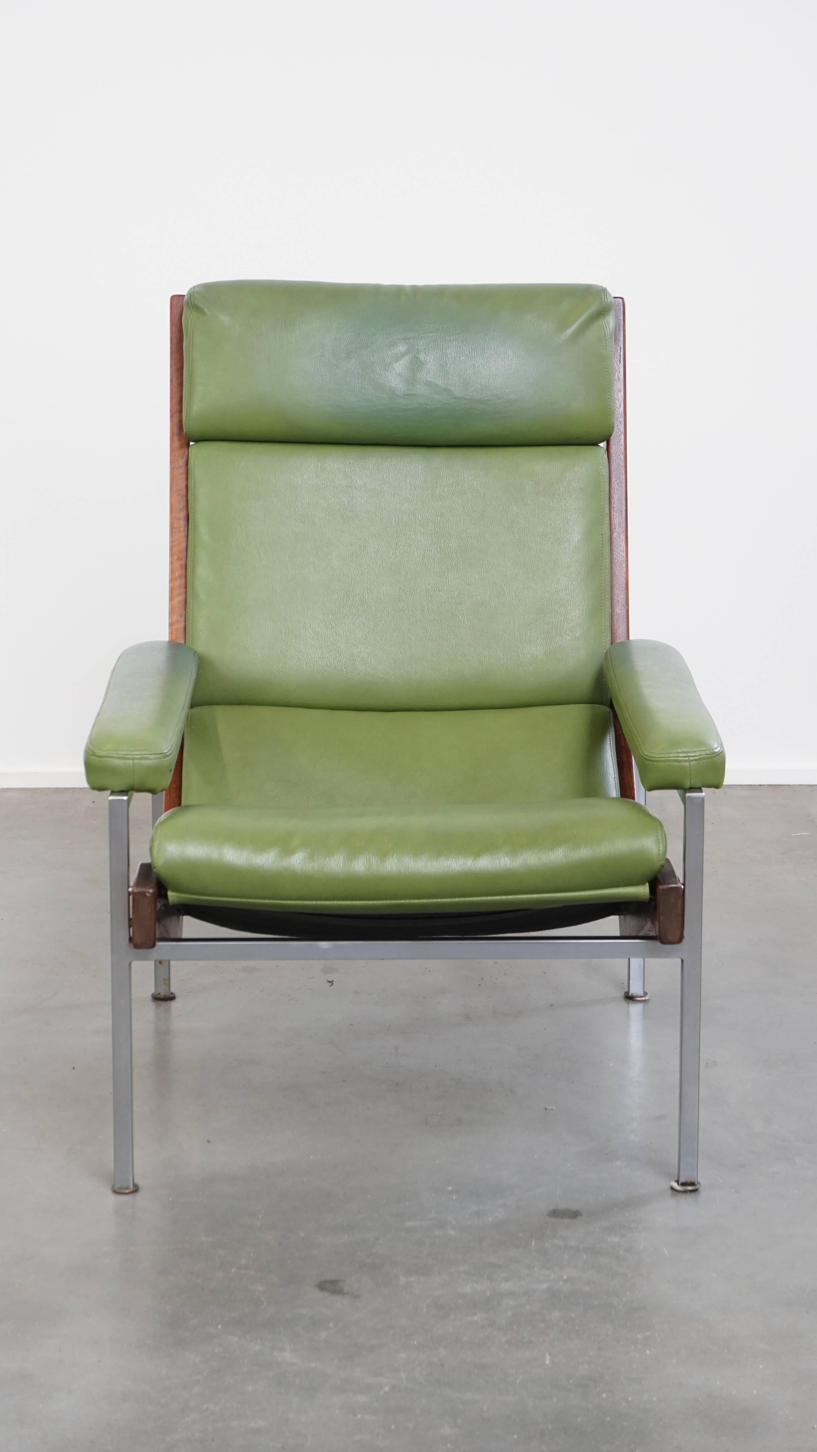 This green leather design armchair from the 1960s is a fantastic eye-catcher that will fit seamlessly into almost any interior. It is the Lotus 1611 model by Rob Parry for Gelderland. Rob Parry is known for his clean lines, minimalist shapes, and