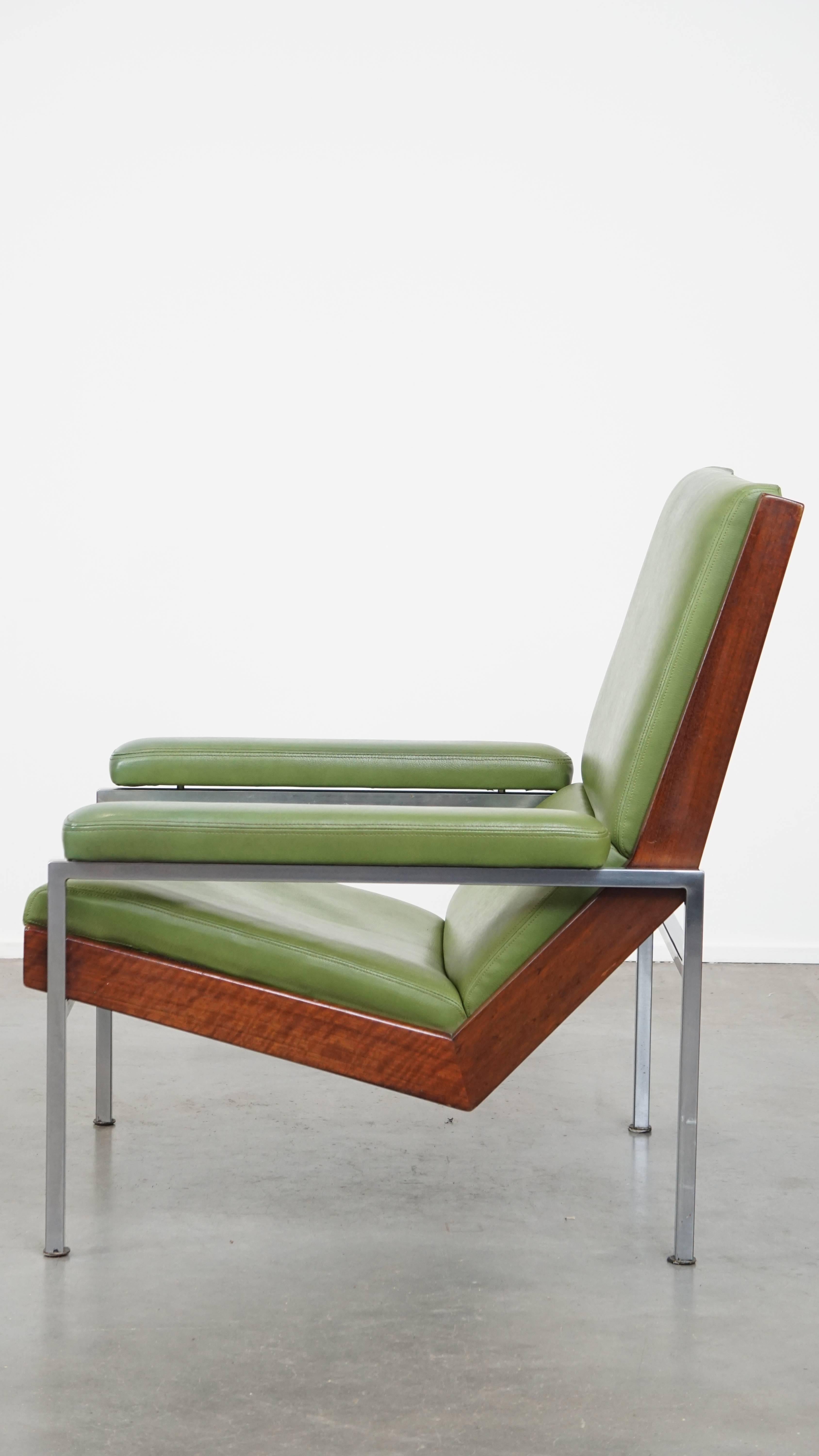 Green Cowhide Leather and Wooden Vintage Design Armchair In Good Condition For Sale In Harderwijk, NL