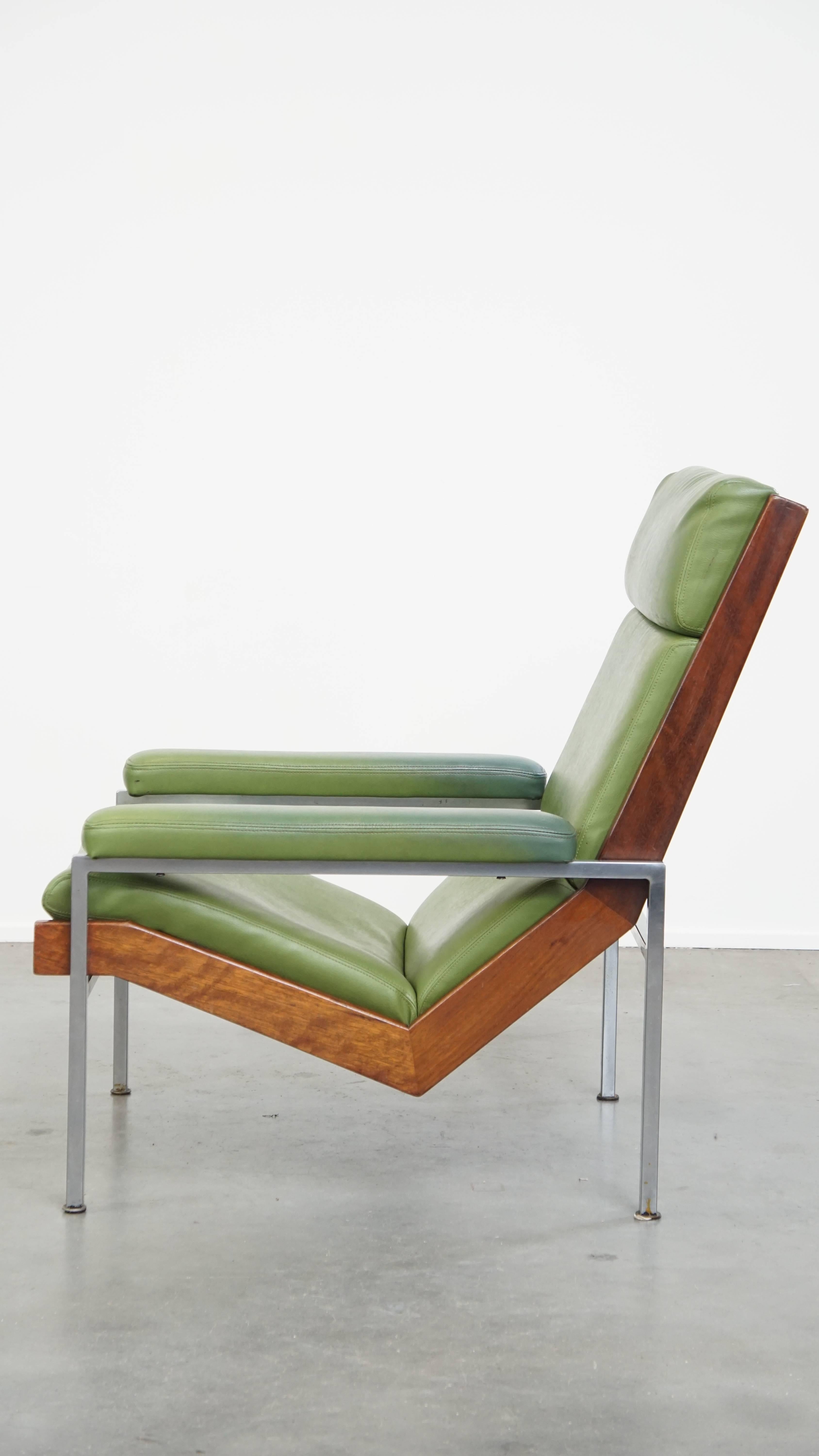 Green Cowhide Leather and Wooden Vintage Design Armchair In Good Condition For Sale In Harderwijk, NL