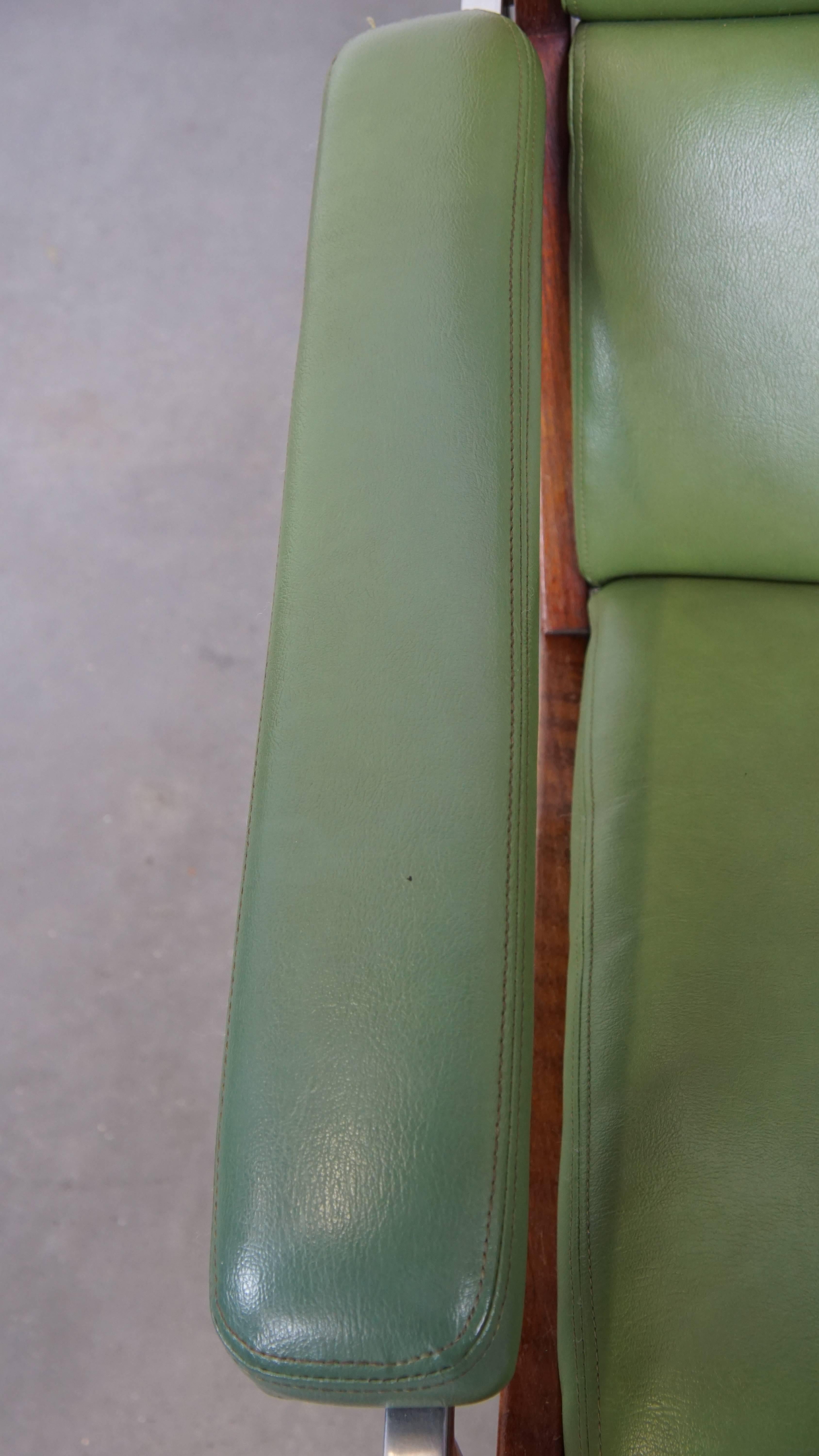 Green Cowhide Leather and Wooden Vintage Design Armchair For Sale 1