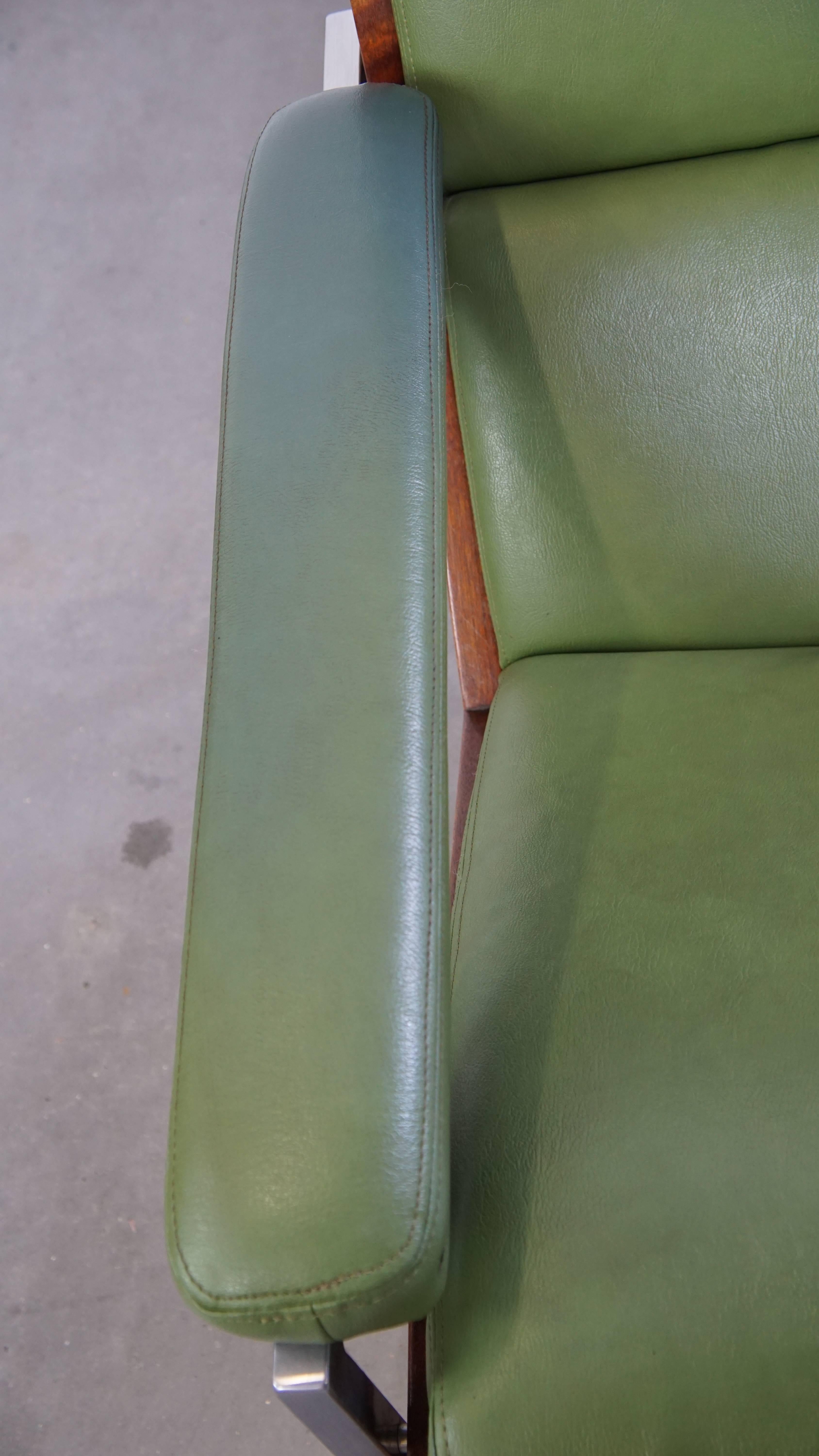 Green Cowhide Leather and Wooden Vintage Design Armchair For Sale 1