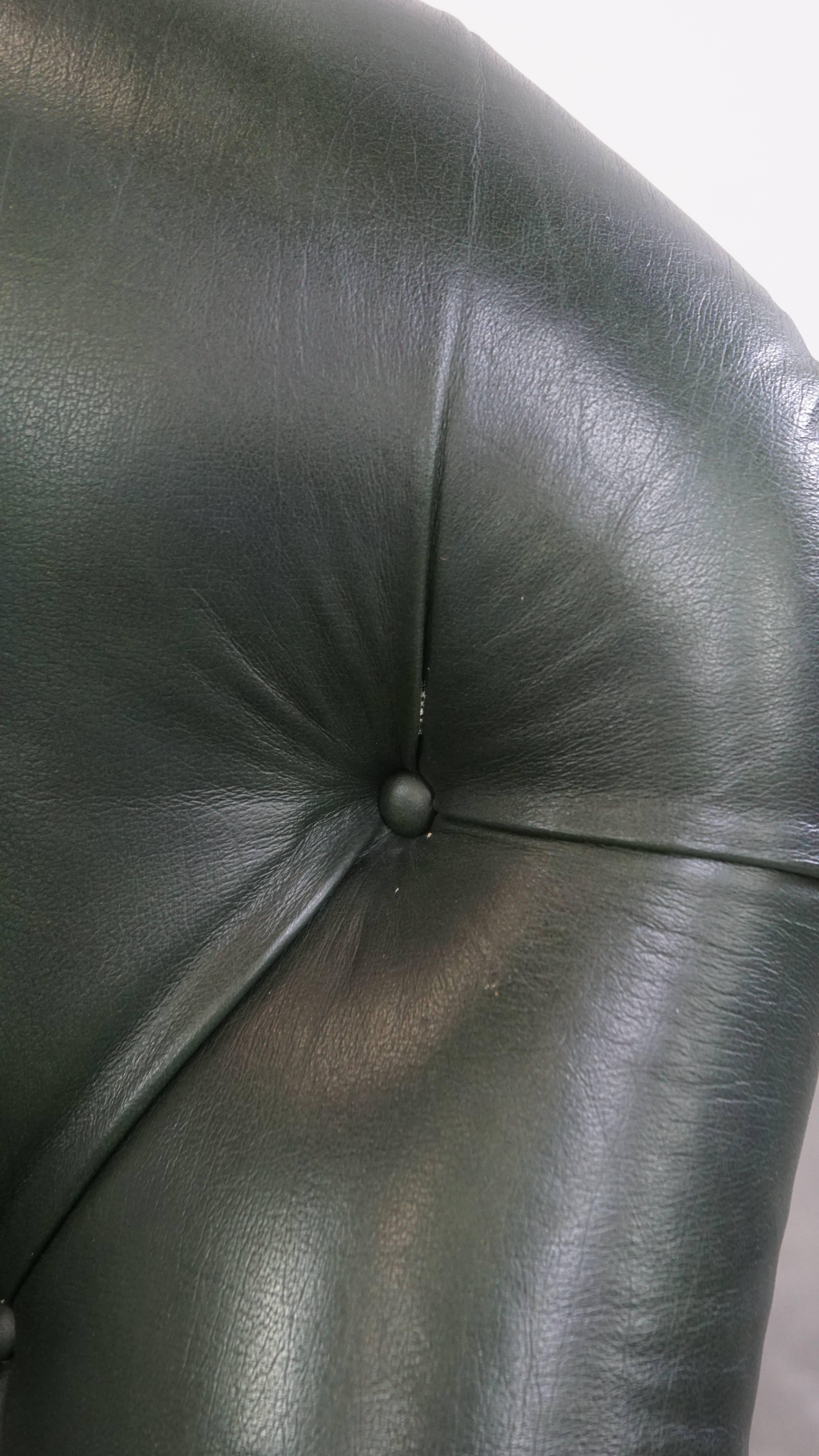 Poltrona Chesterfield in pelle di vacchetta verde in stile classico inglese in vendita 3