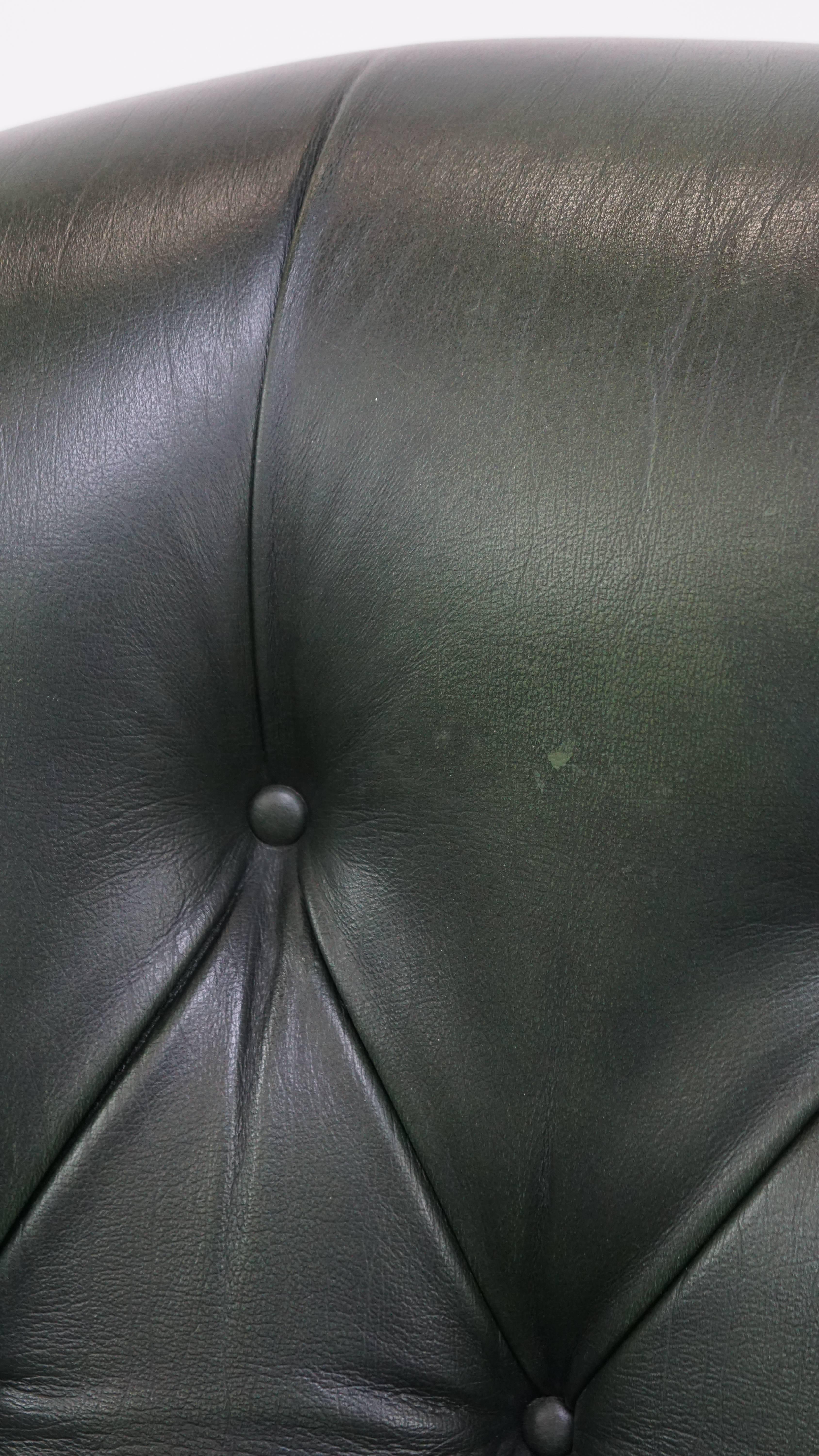 Poltrona Chesterfield in pelle di vacchetta verde in stile classico inglese in vendita 4