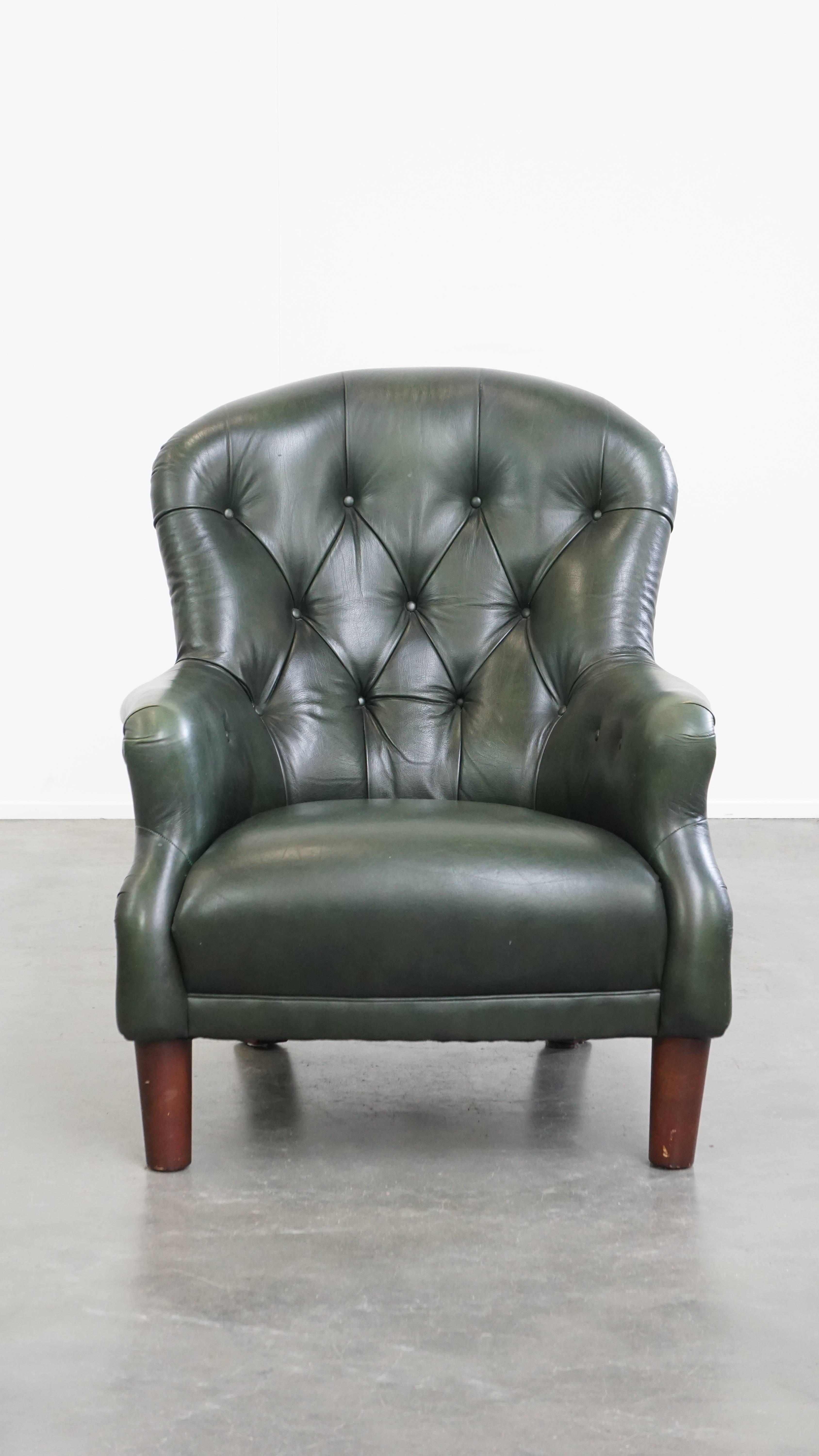 In offerta c'è questa affascinante poltrona Chesterfield in pelle di vacchetta verde in classico stile inglese.
Questo delizioso Chesterfield in pelle verde non solo dona un tocco di eleganza a qualsiasi spazio scelto, ma offre anche un comfort di