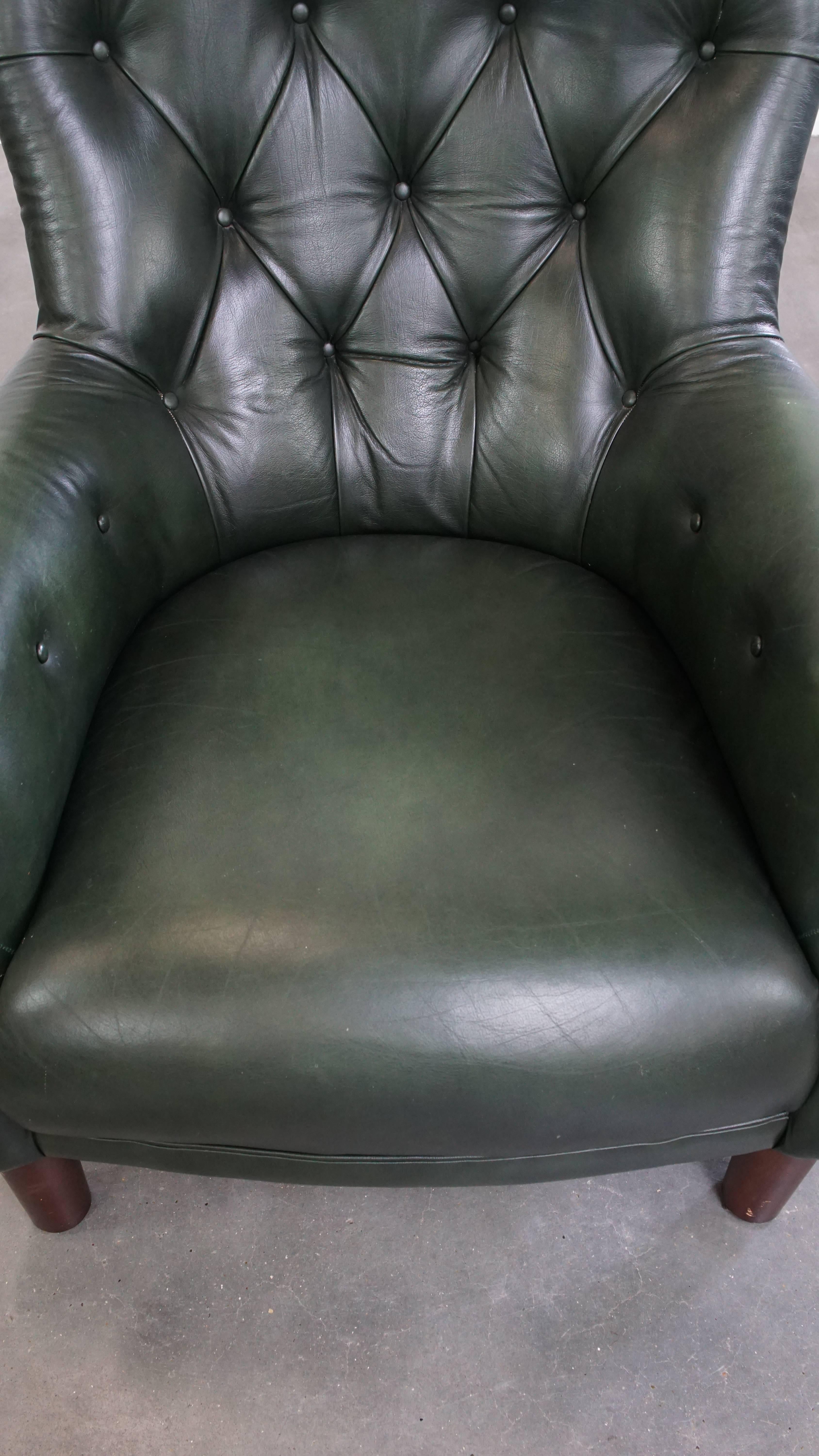 XX secolo Poltrona Chesterfield in pelle di vacchetta verde in stile classico inglese in vendita