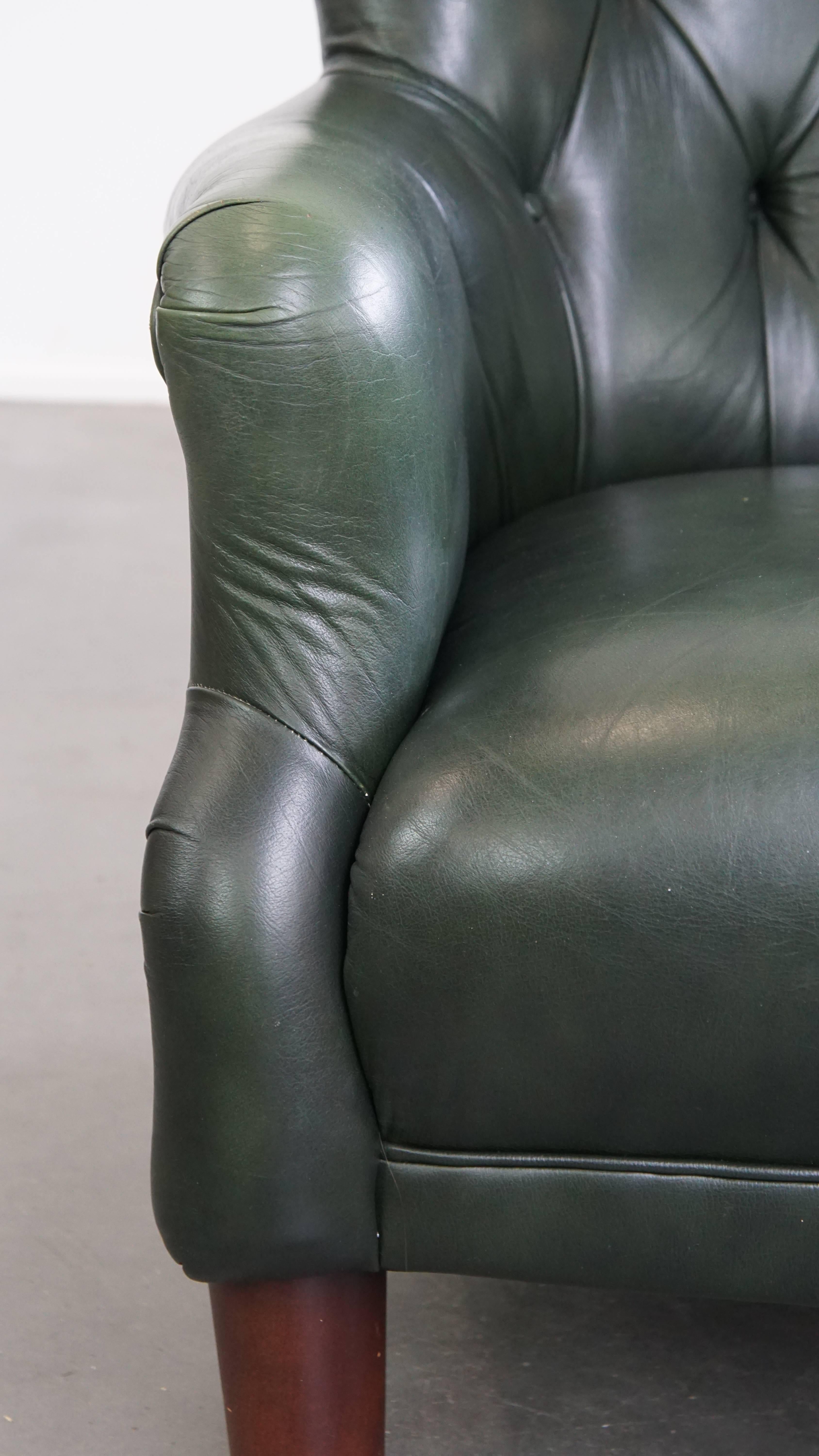 Poltrona Chesterfield in stile inglese in pelle di vacchetta verde in vendita 4