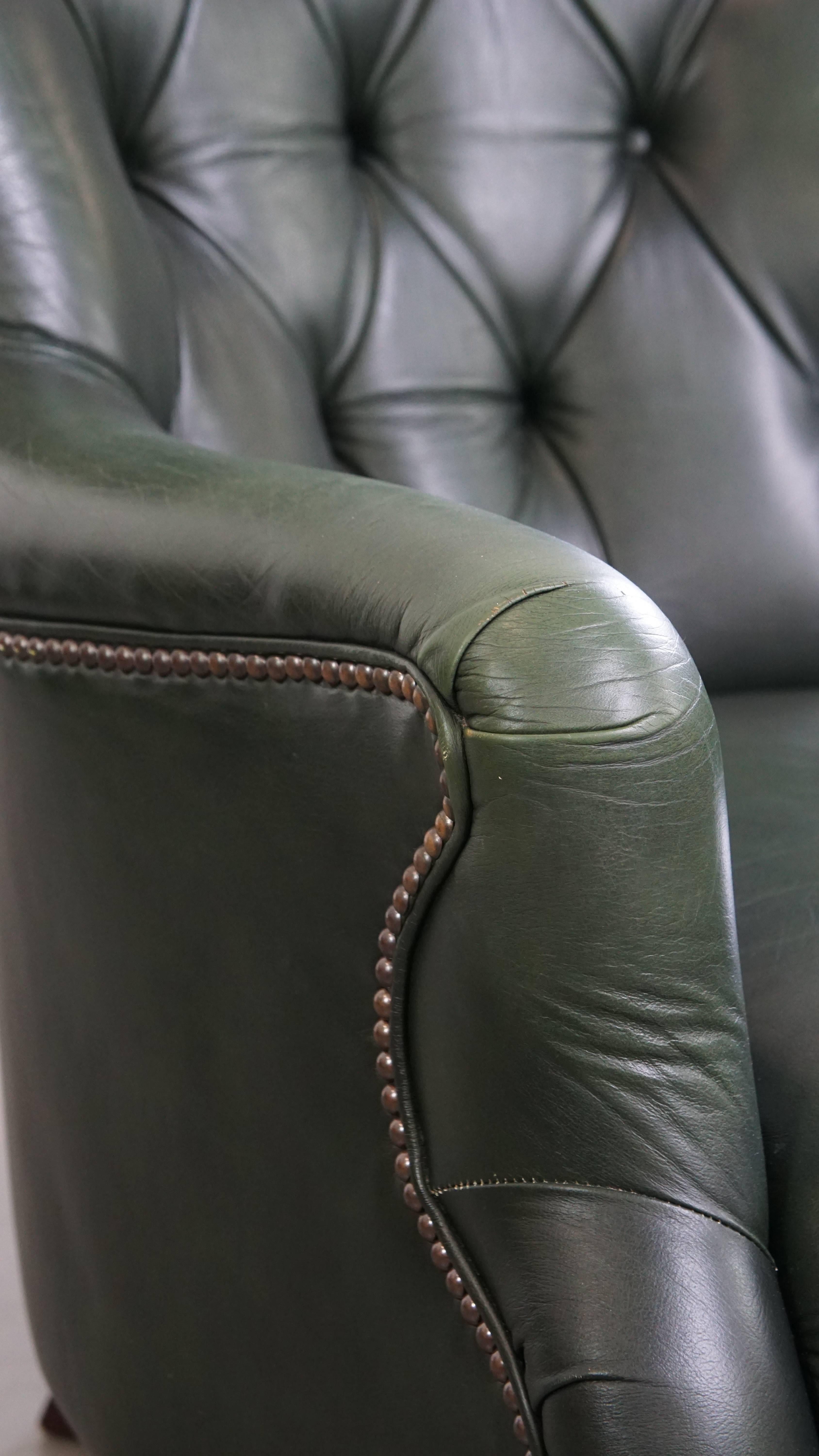 Poltrona Chesterfield in stile inglese in pelle di vacchetta verde in vendita 5