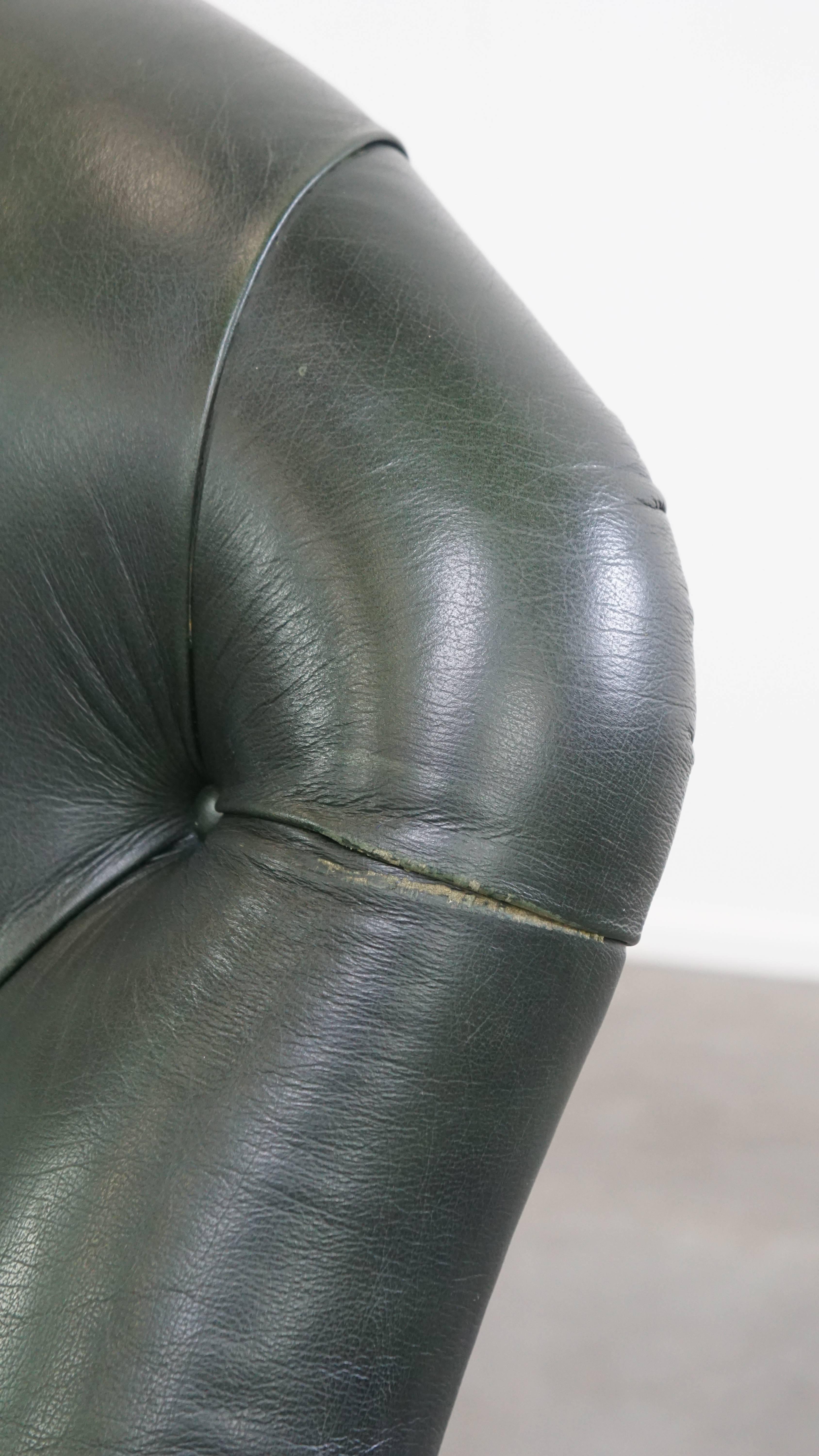 Poltrona Chesterfield in stile inglese in pelle di vacchetta verde in vendita 6