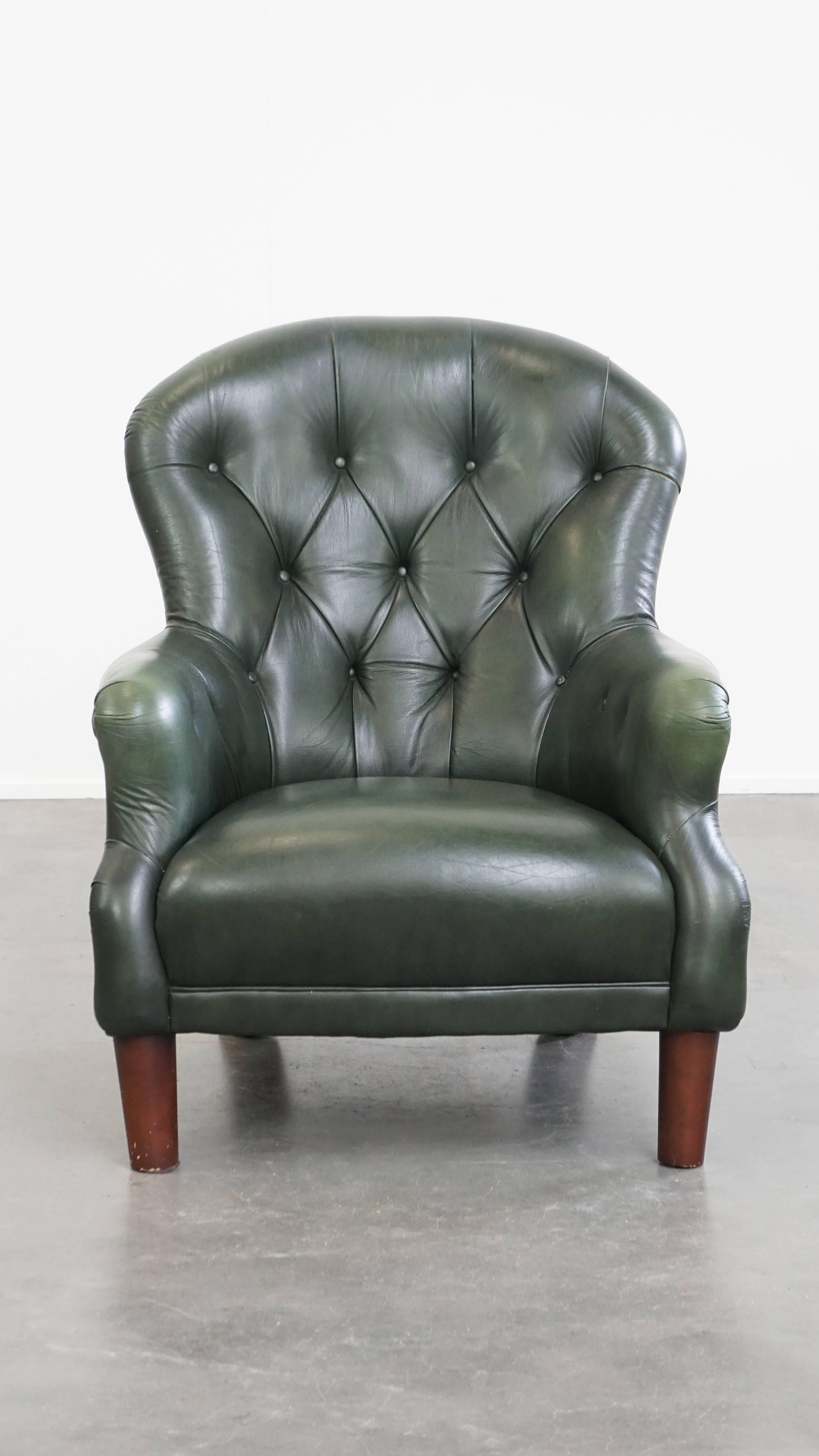 In offerta: questa bellissima poltrona Chesterfield classica in pelle di vacchetta verde in stile inglese. Questa deliziosa poltrona Chesterfield in pelle verde non solo aggiunge un tocco di bellezza allo spazio che hai scelto, ma offre anche un