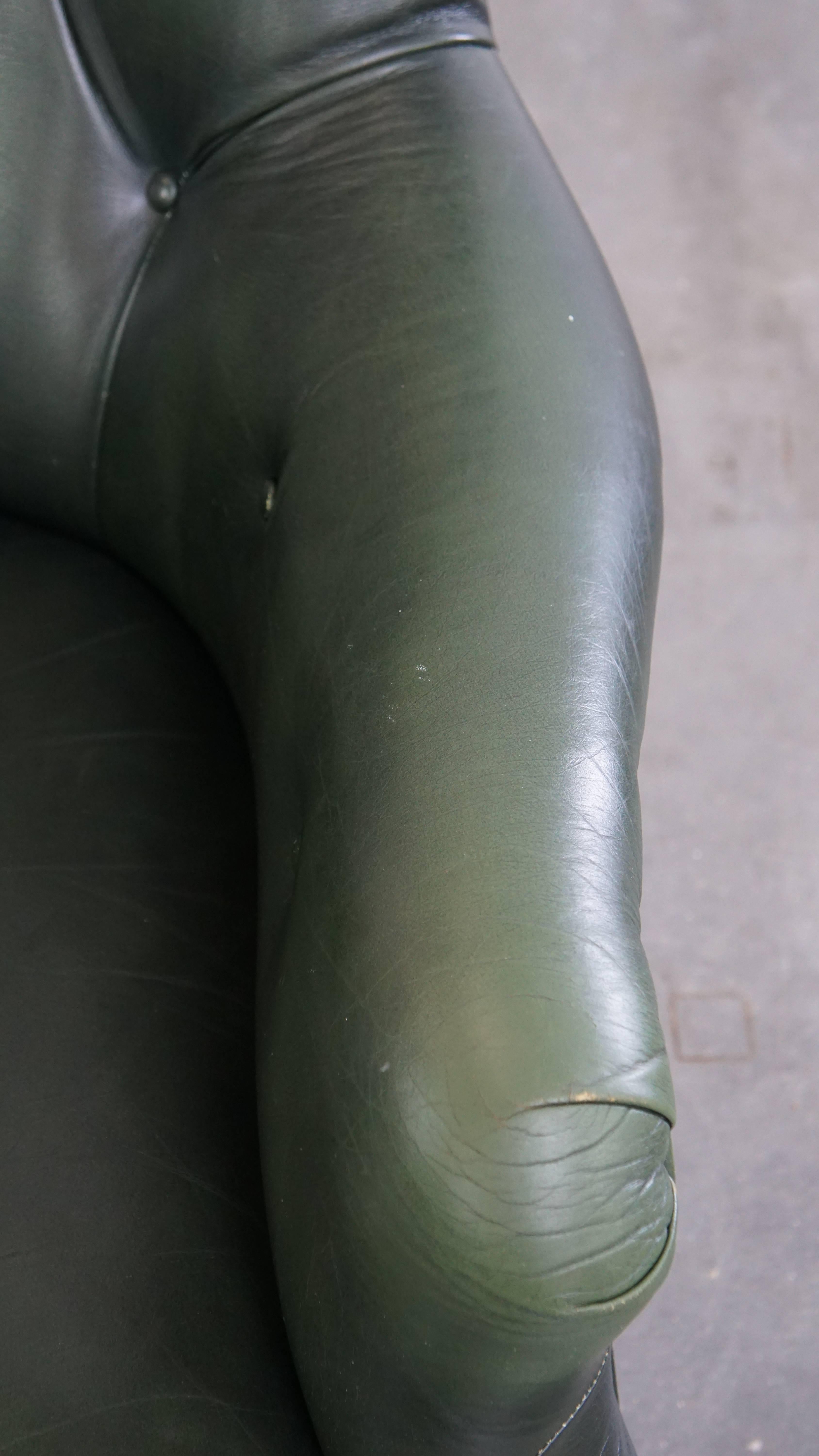 Poltrona Chesterfield in stile inglese in pelle di vacchetta verde in vendita 2