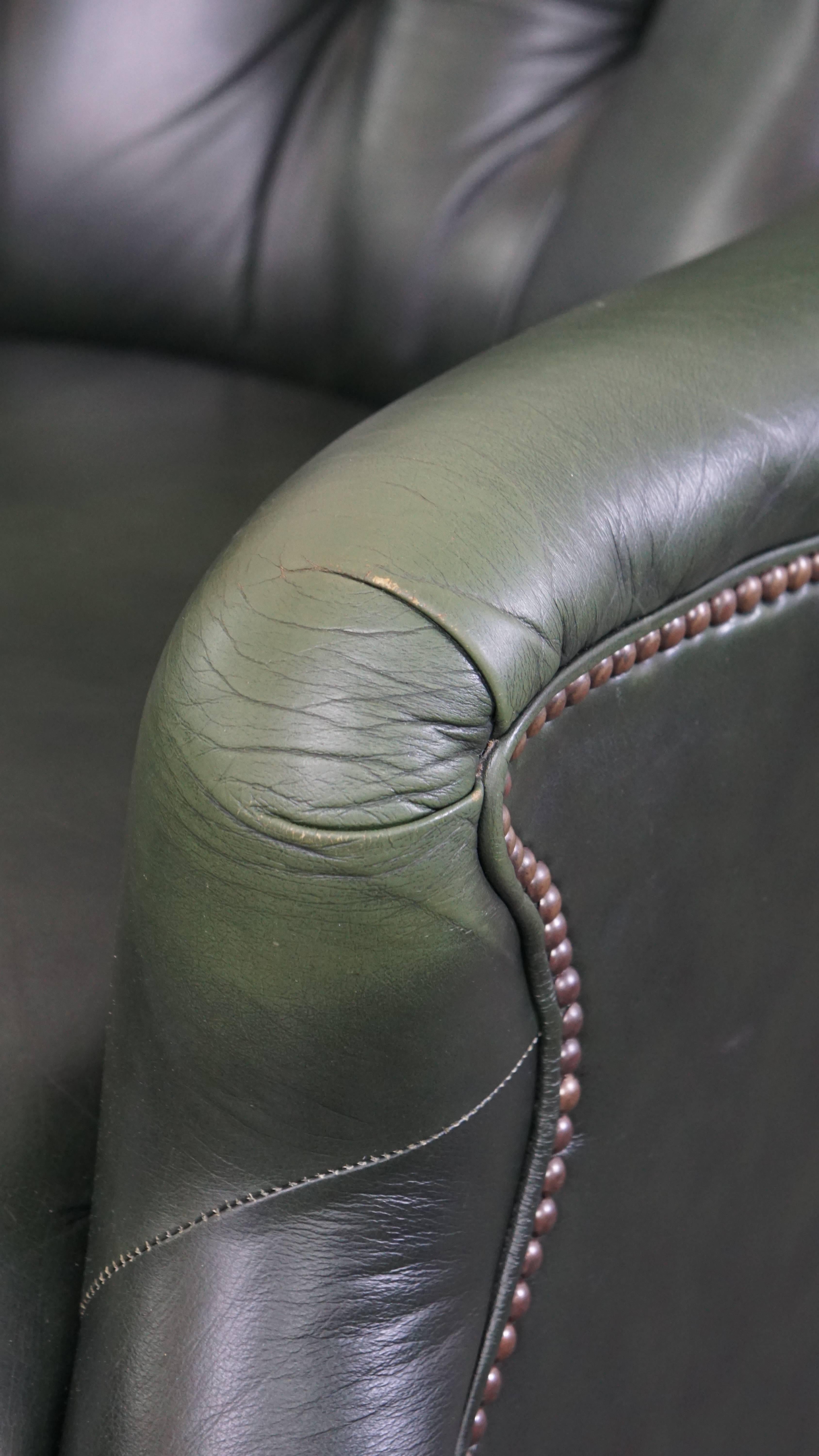 Poltrona Chesterfield in stile inglese in pelle di vacchetta verde in vendita 3