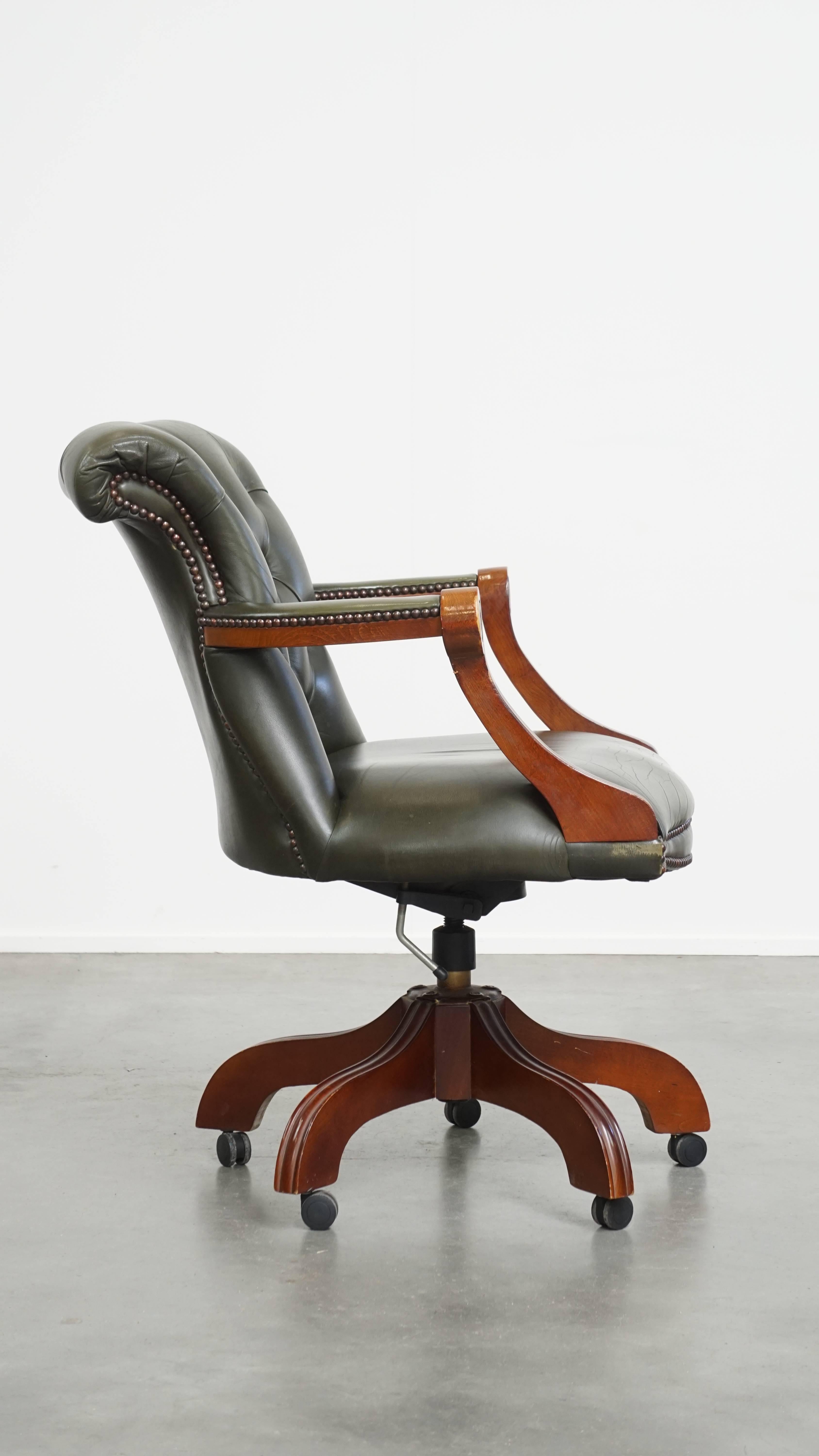 Hand-Crafted Green Cowhide Leather Chesterfield Office Chair in English Style For Sale