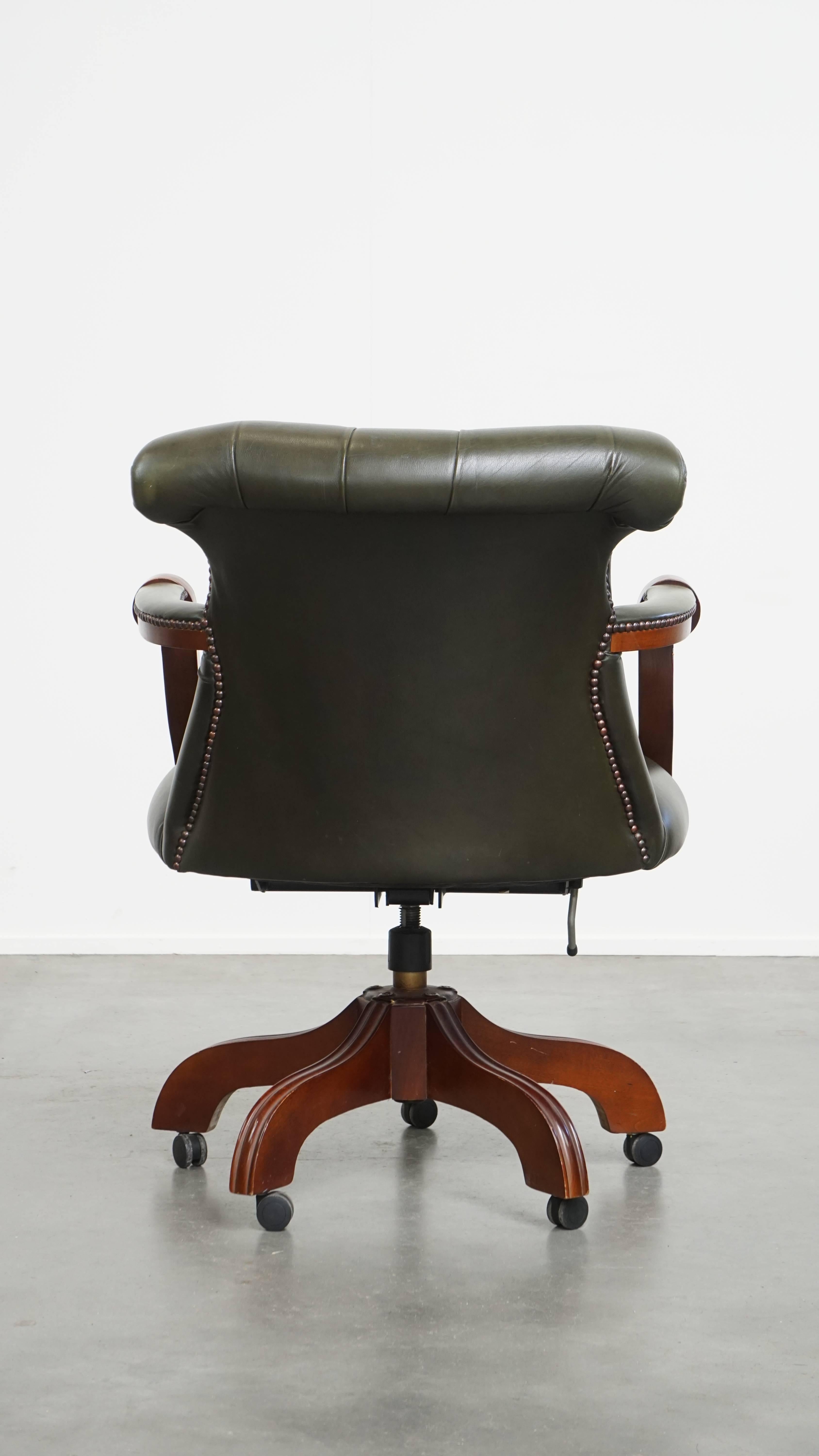 Green Cowhide Leather Chesterfield Office Chair in English Style In Fair Condition For Sale In Harderwijk, NL