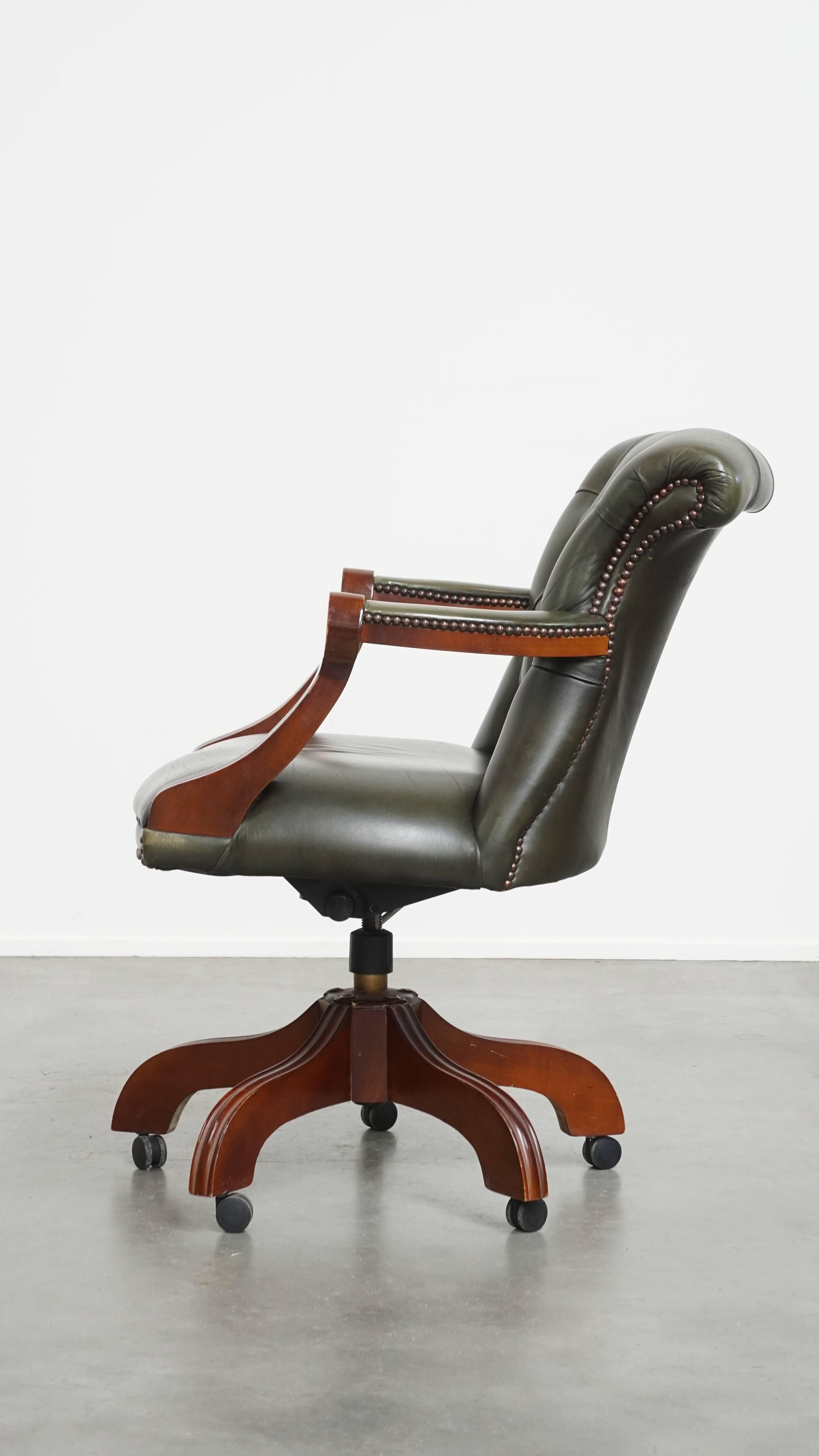 20th Century Green Cowhide Leather Chesterfield Office Chair in English Style For Sale