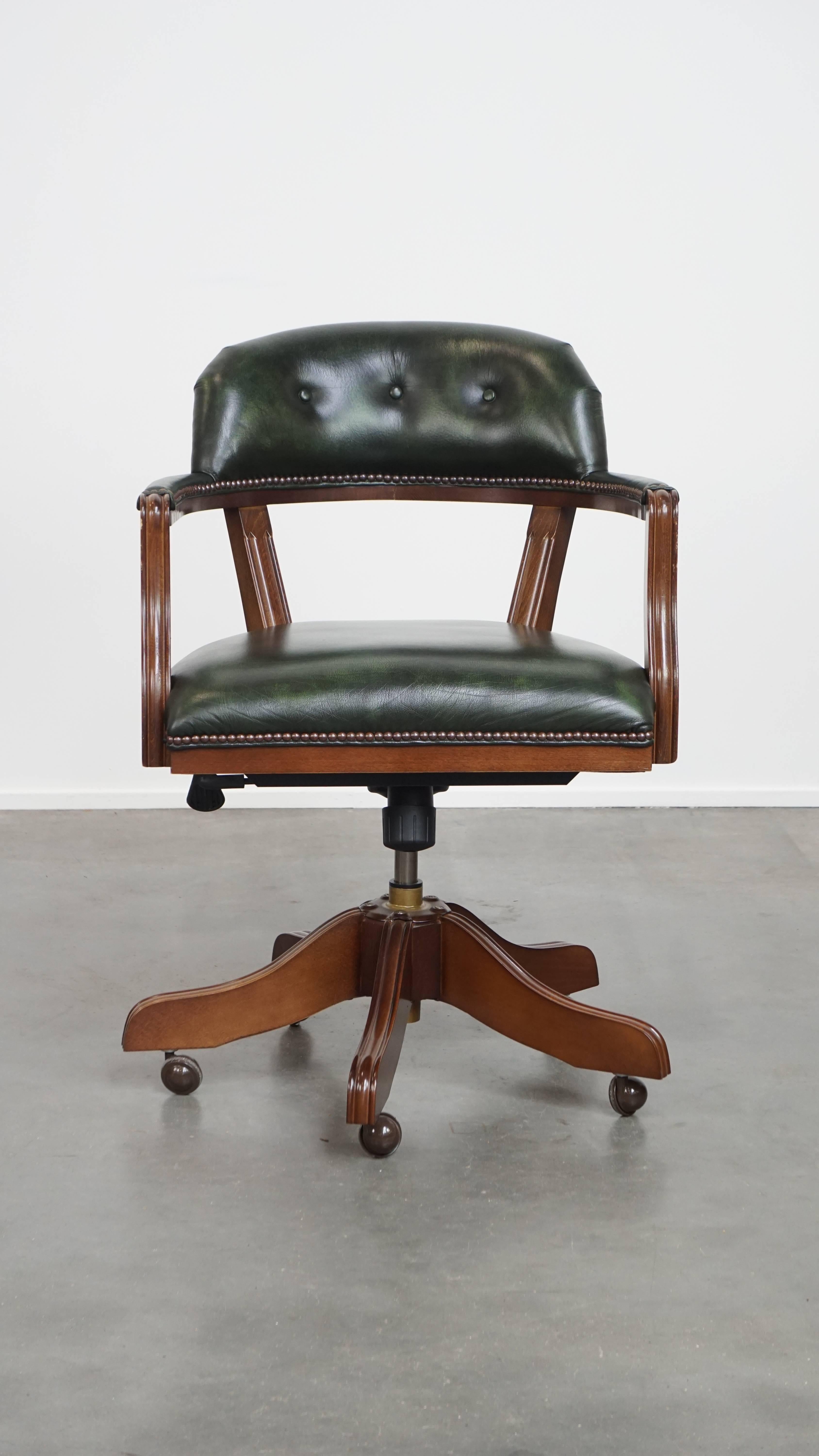 Offered here a beautiful green adjustable cowhide leather Chesterfield office chair in English style on wheels.
This stunning luxury green cowhide leather and wooden Chesterfield office chair in English style is a timeless addition to any office. It
