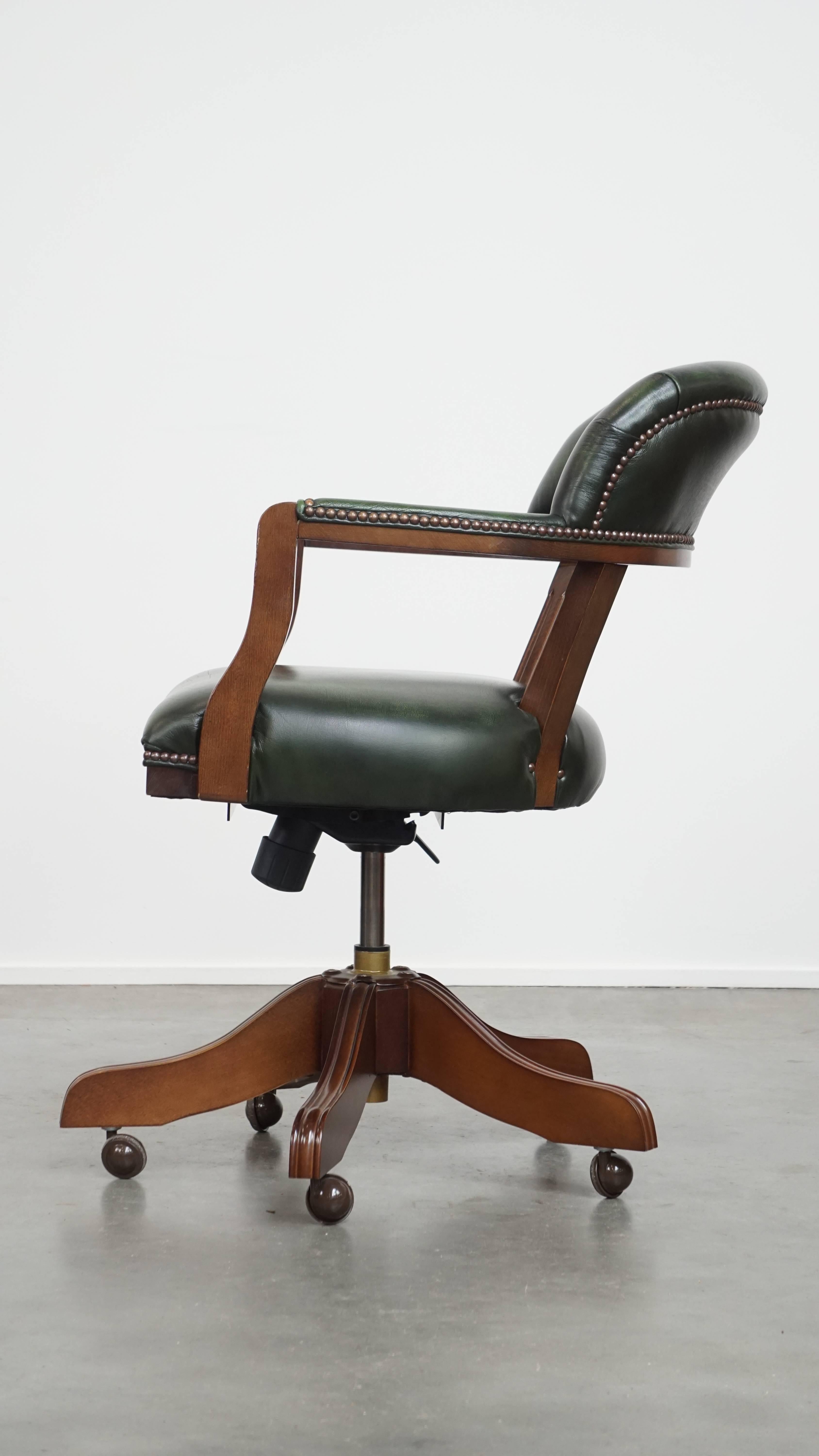 Green Cowhide Leather Chesterfield Office Chair in English Style on Wheels In Good Condition In Harderwijk, NL