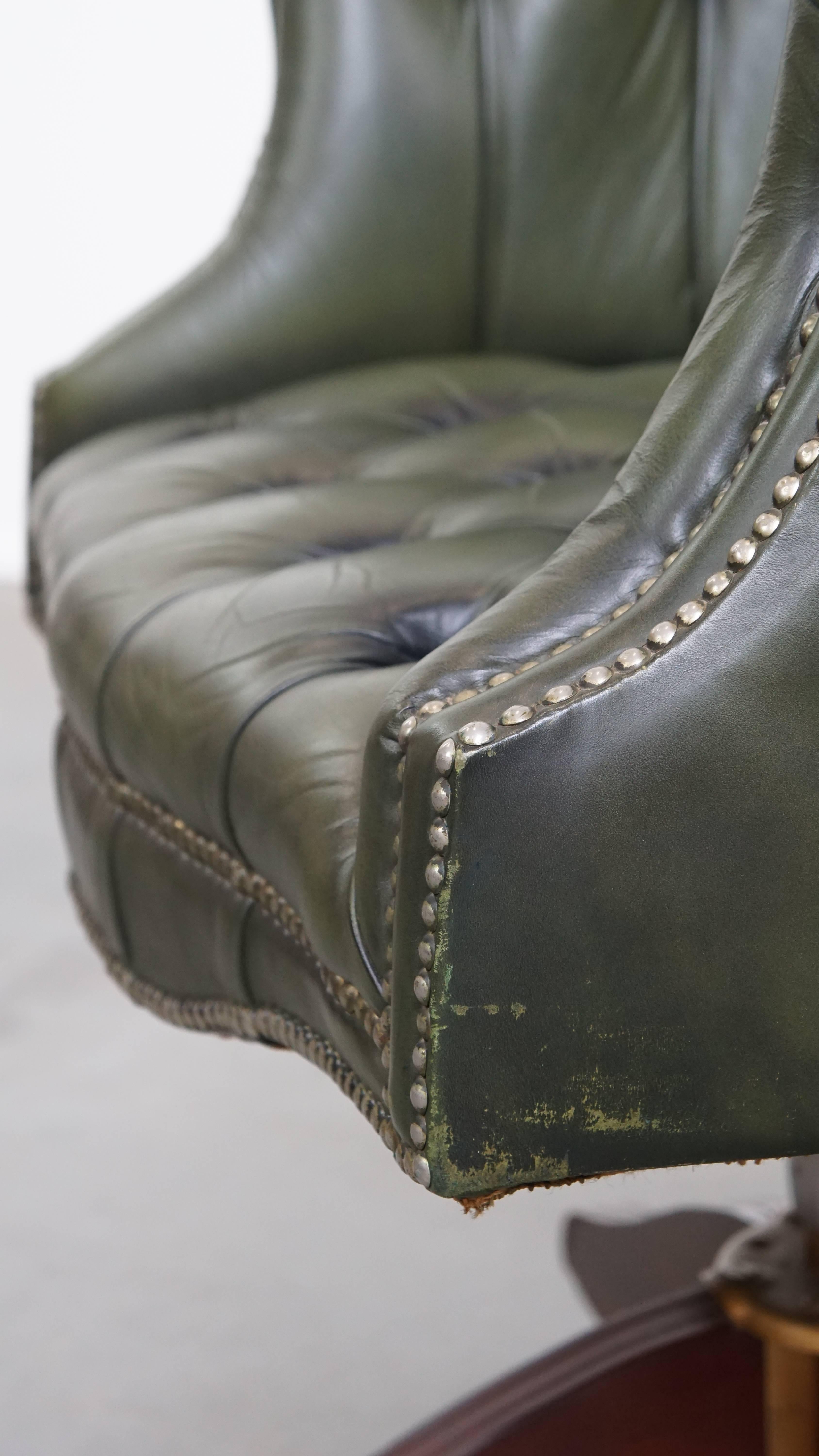 Sedia da ufficio Chesterfield su ruote in pelle di vacchetta verde con schienale alto in vendita 5